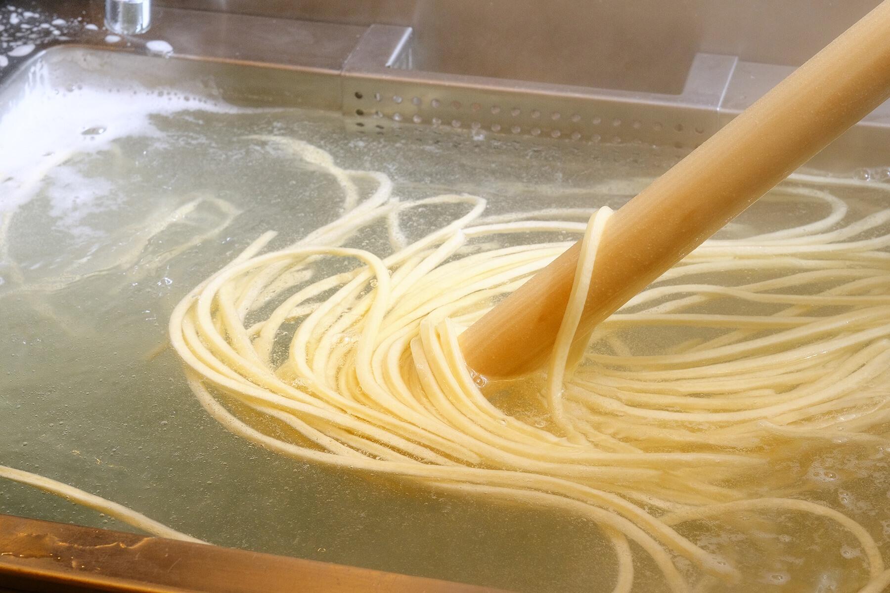 麺をゆでる様子