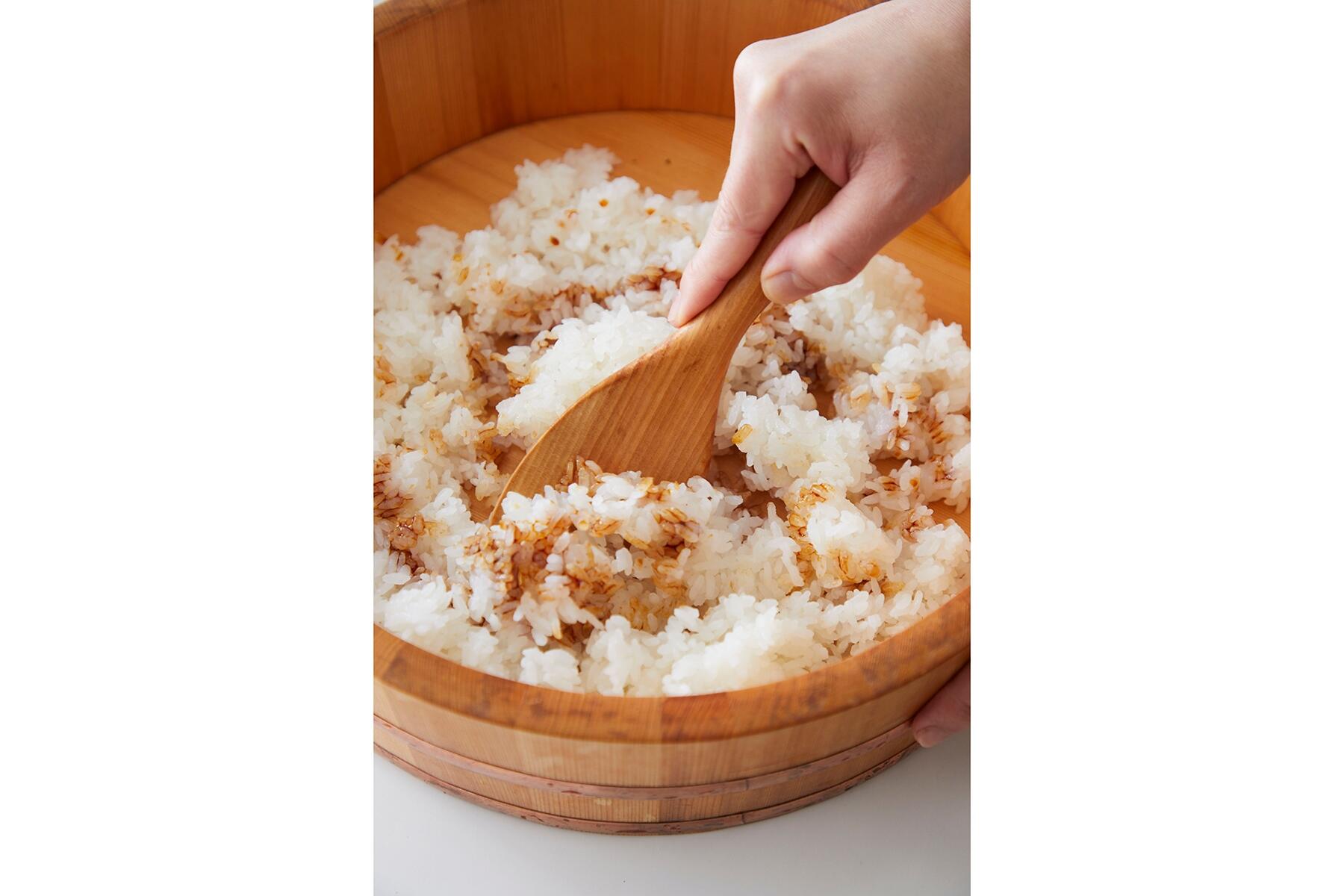 酢飯にたれを混ぜる