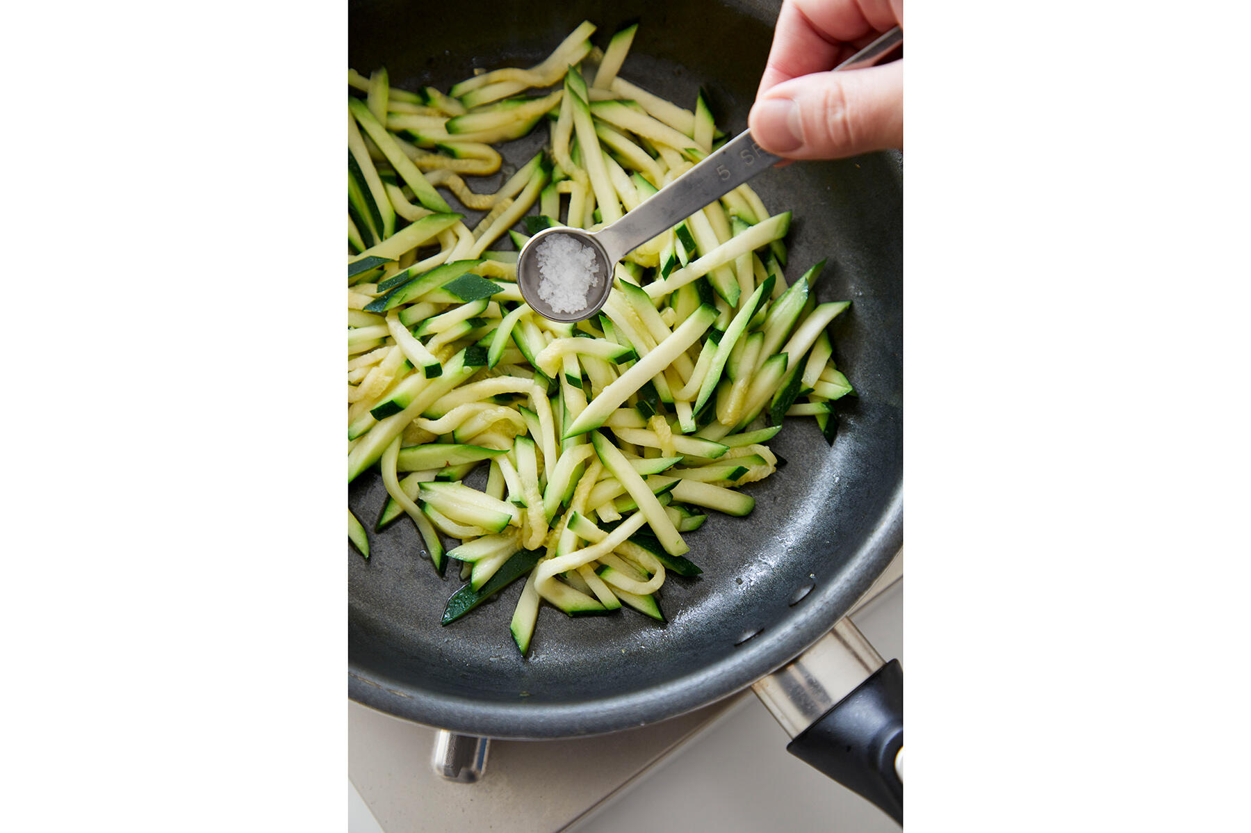 ズッキーニのナムルをつくる