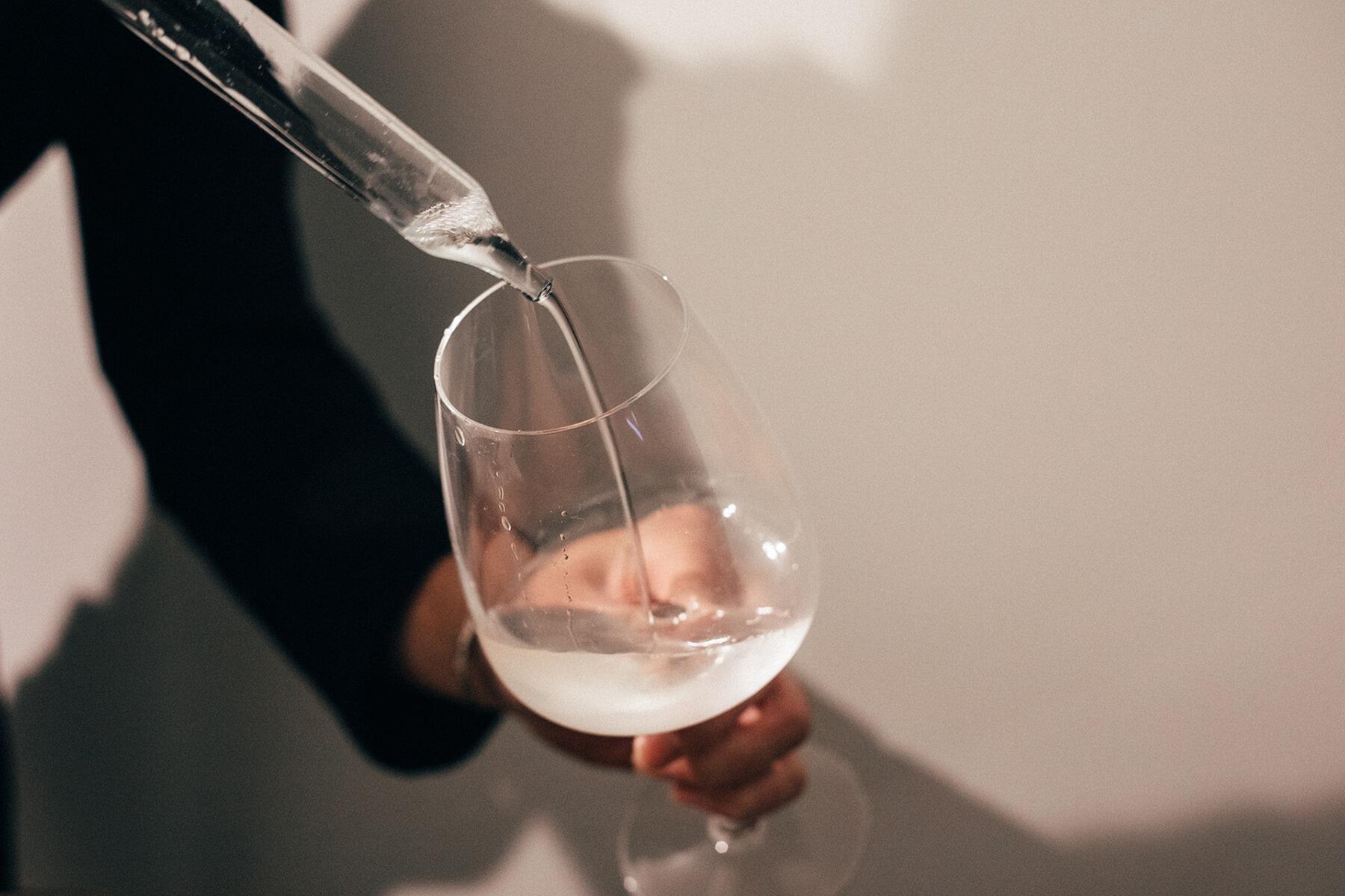 グラスに注ぐ様子