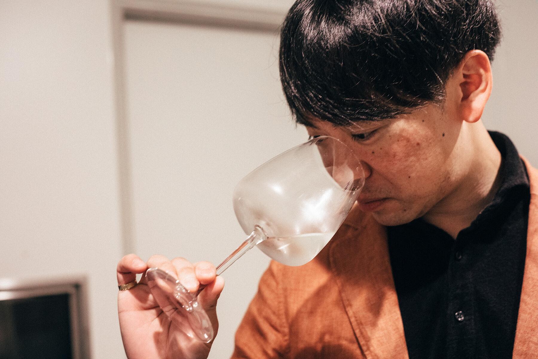 テイスティングする男性