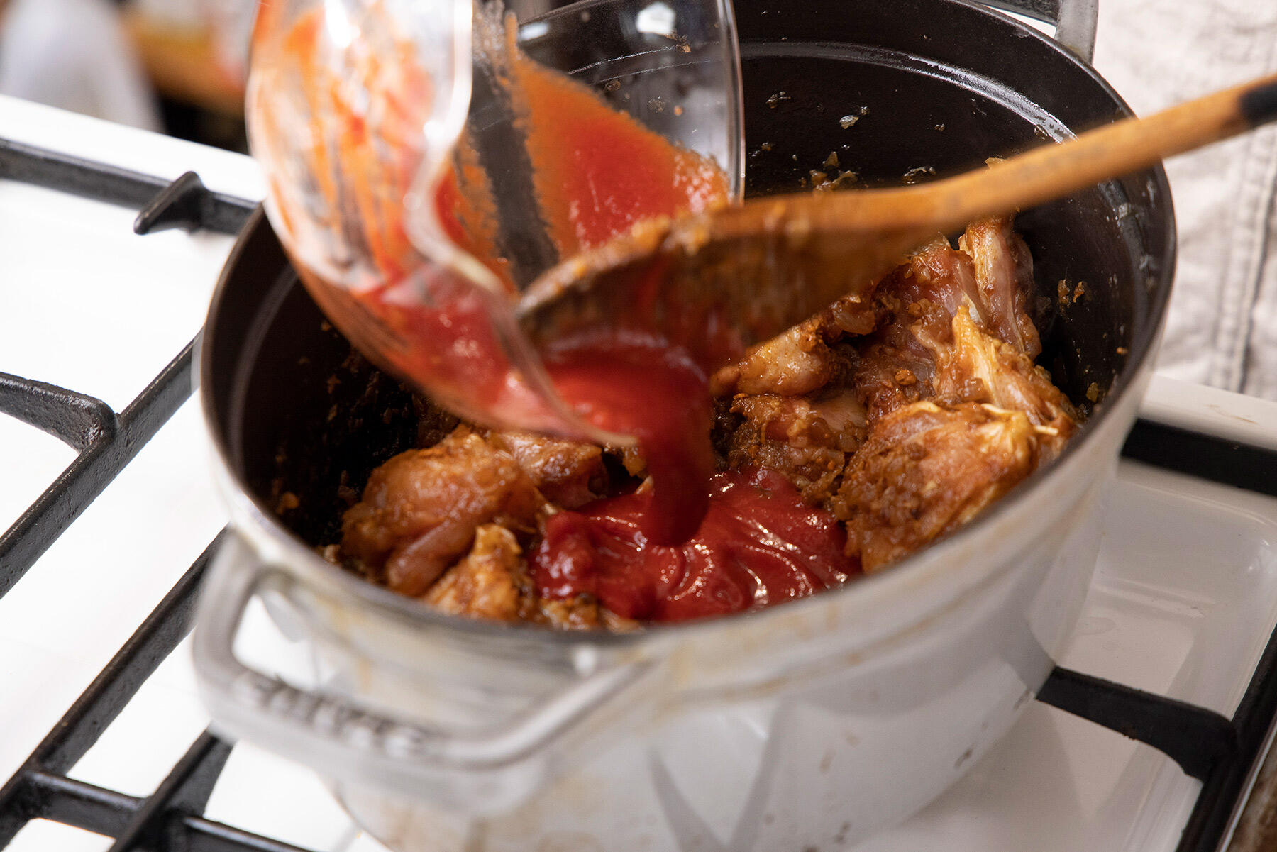 トマトピューレを加えて煮る