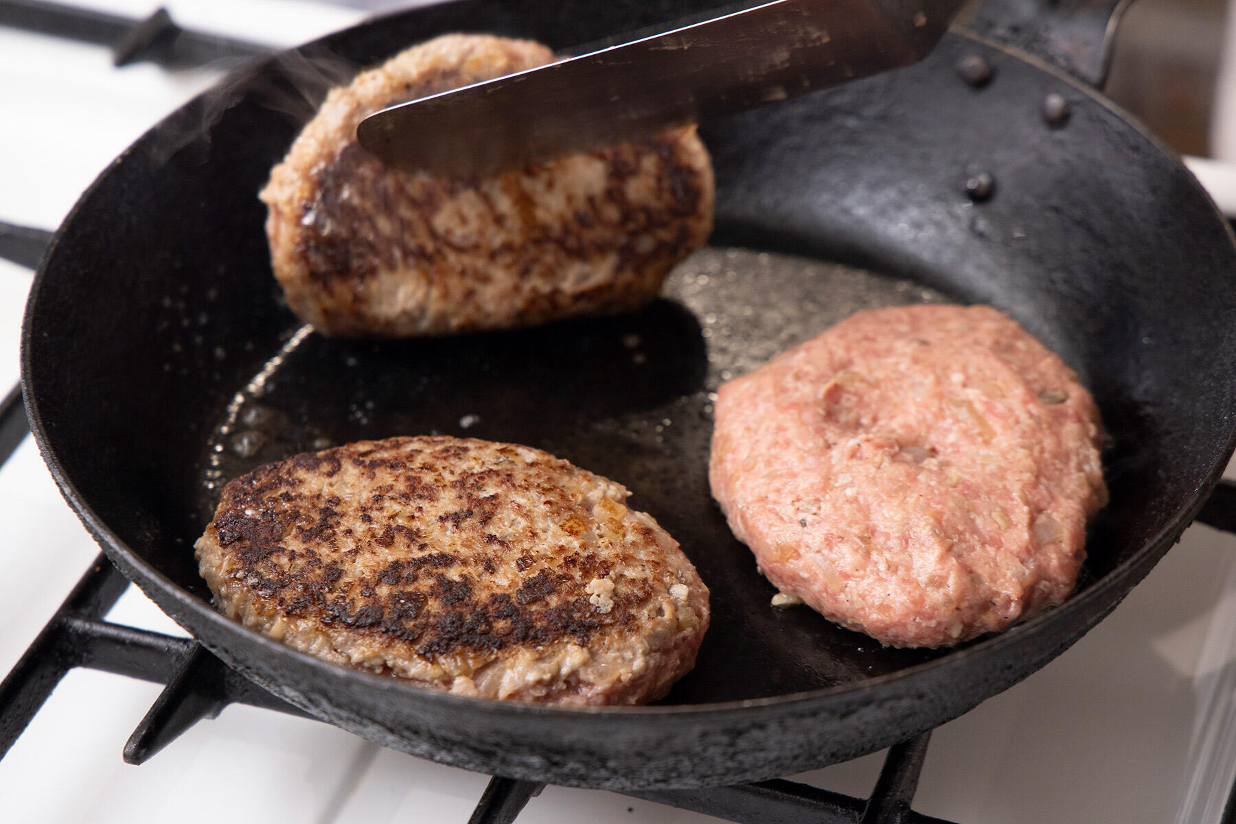 ハンバーグに焼き色をつける