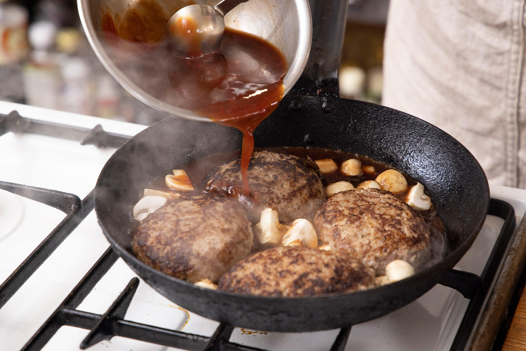 残りのマッシュルーム、ソースを入れて軽く煮詰める