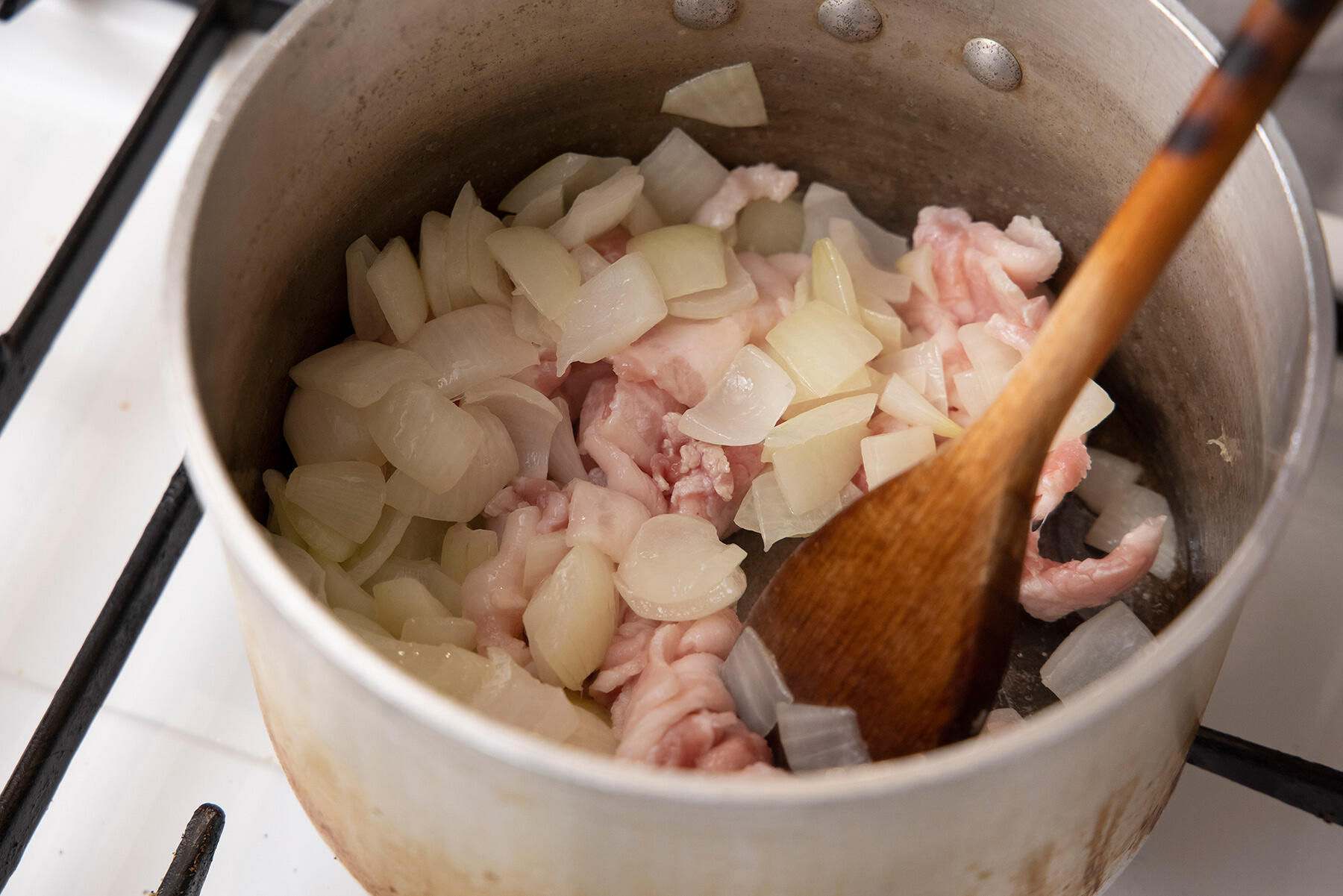 玉ねぎと豚バラ肉を炒める
