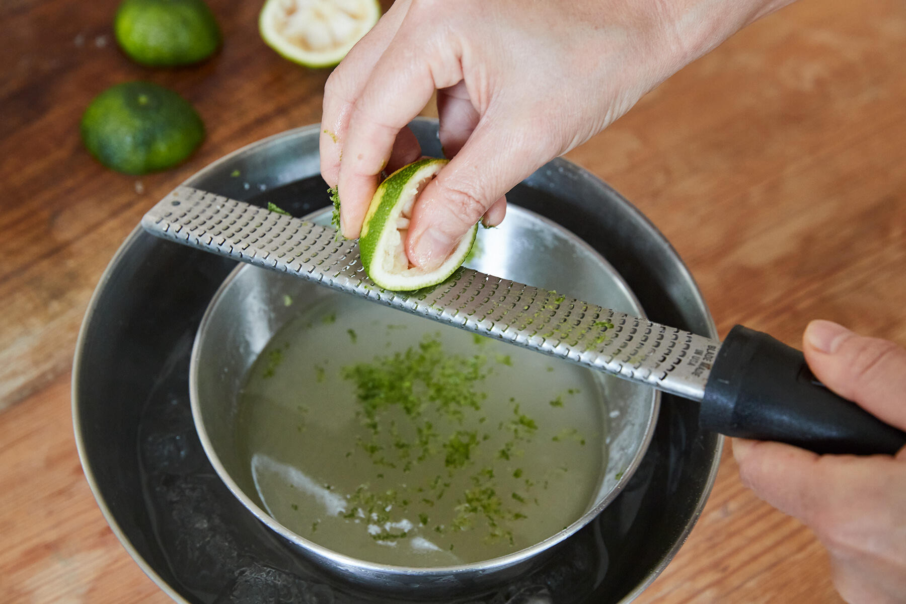 冷やしながら混ぜる