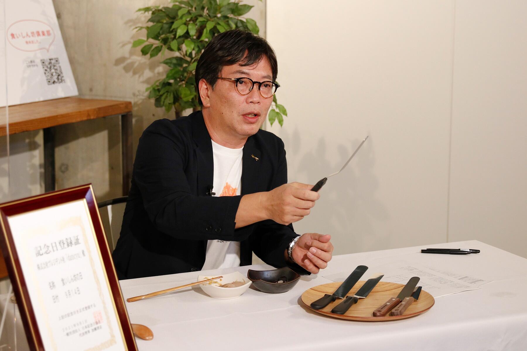 スパチュラを持つ植野編集長