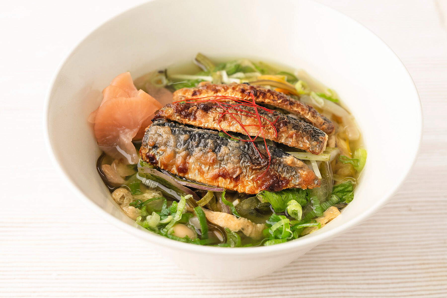 ［北海道産真いわしと五目煮の十六穀米茶漬け］647円