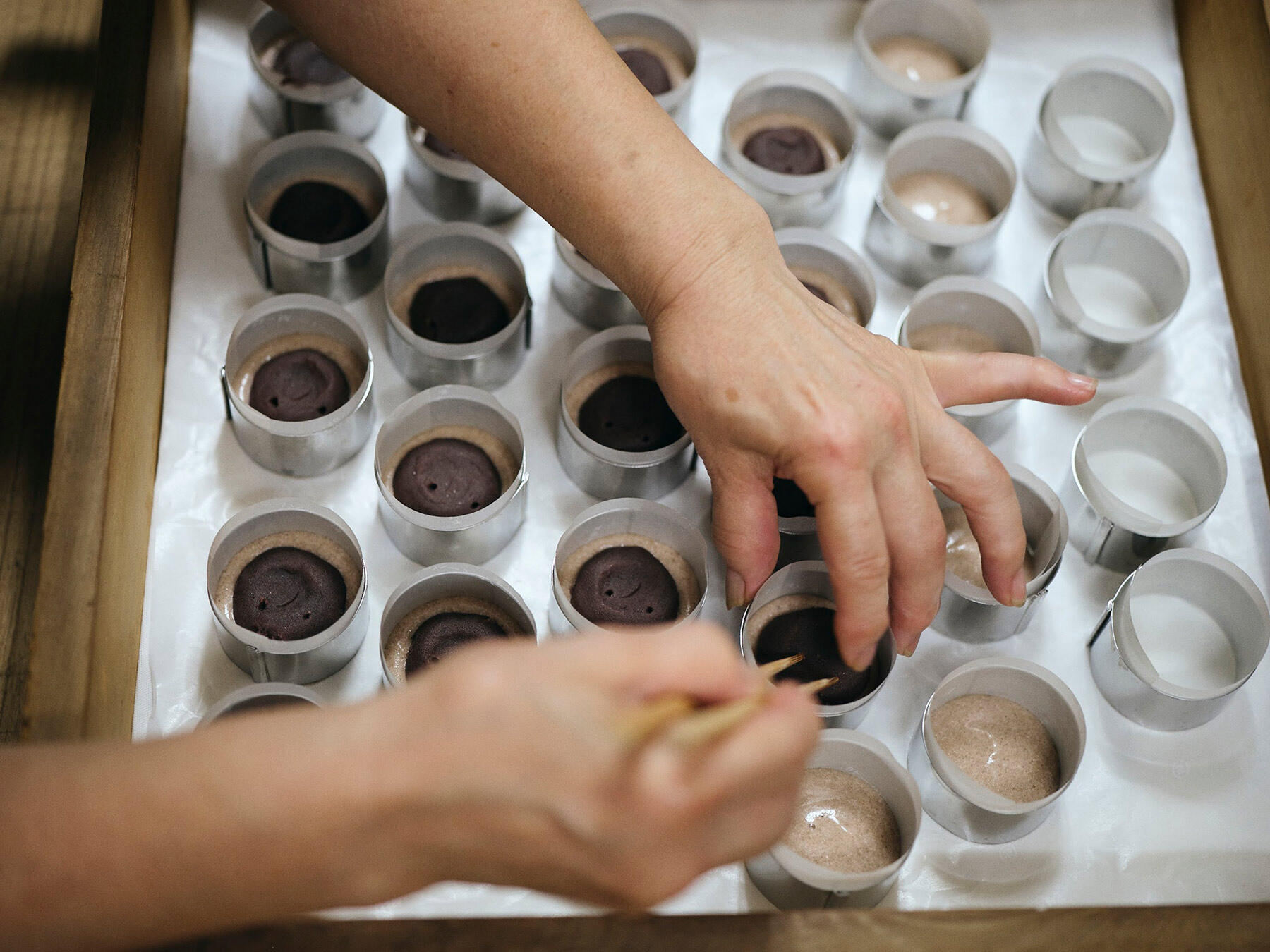 生地を少しずつ流し入れる