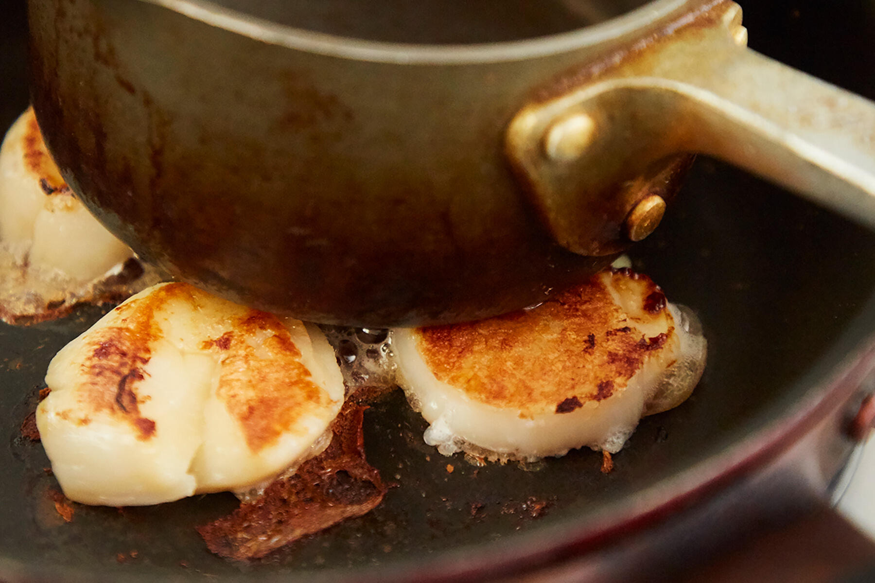 フライパンで両面を焼く