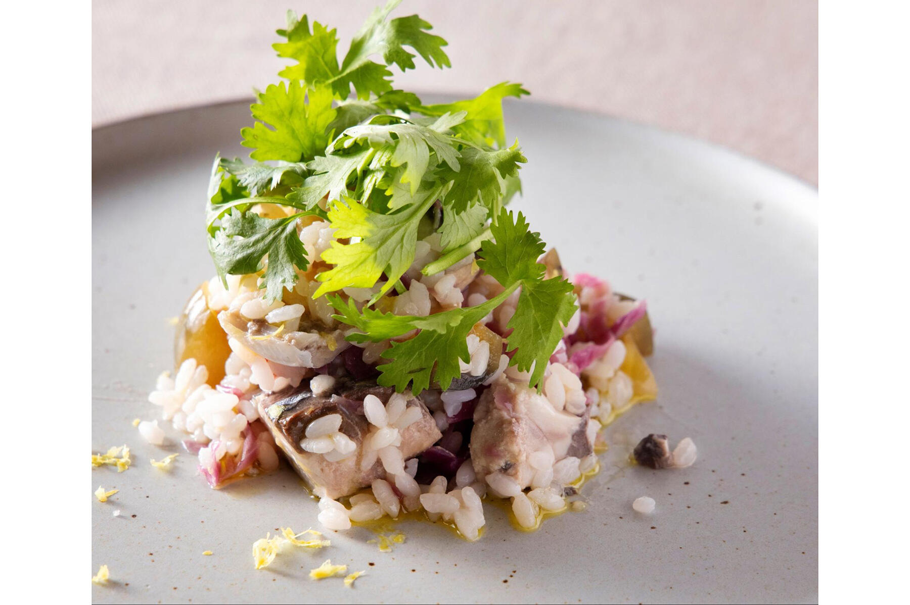 “〆サバと漬物、ゆで米のサラダ”