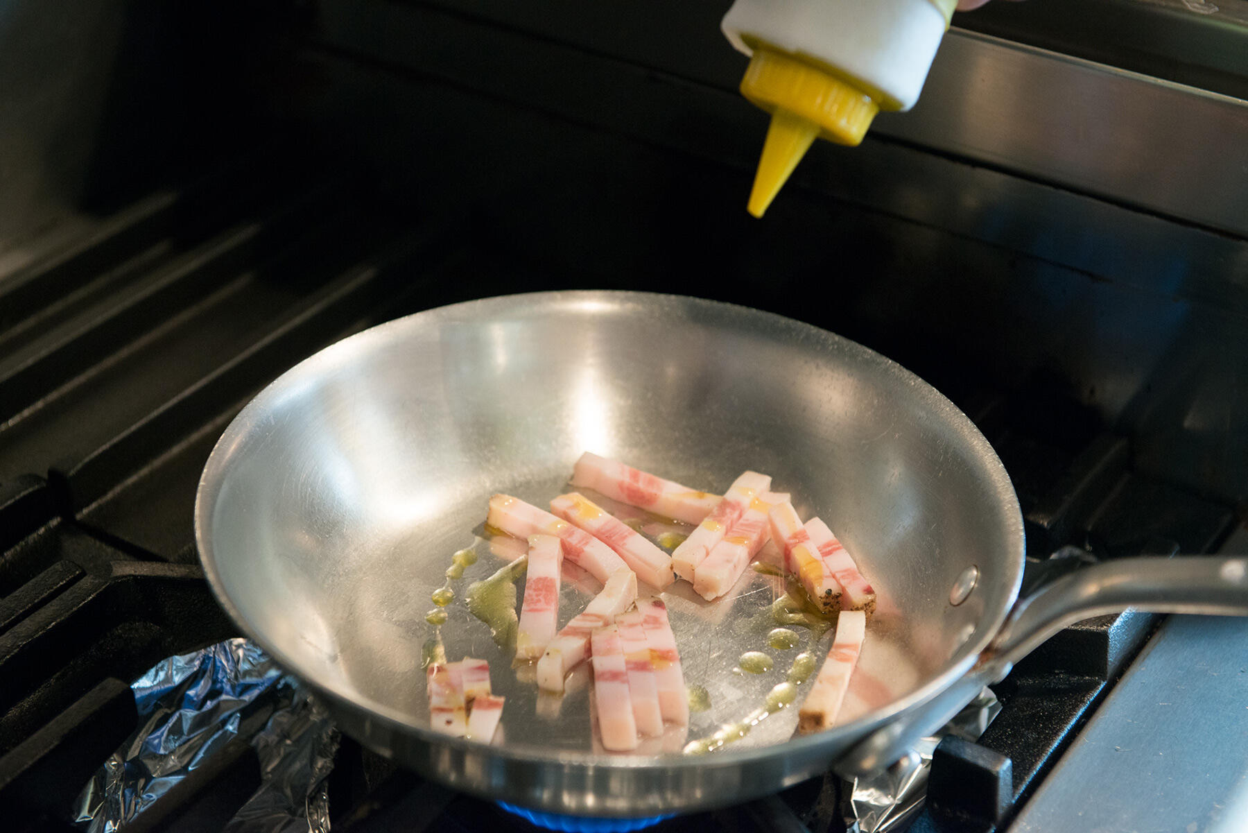 グアンチャーレを炒める