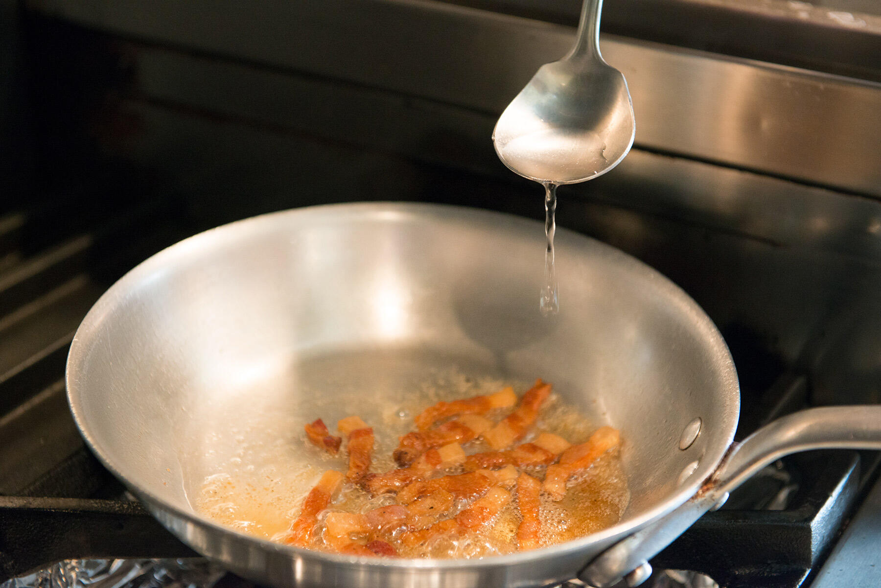 白ワインとゆで汁を加える