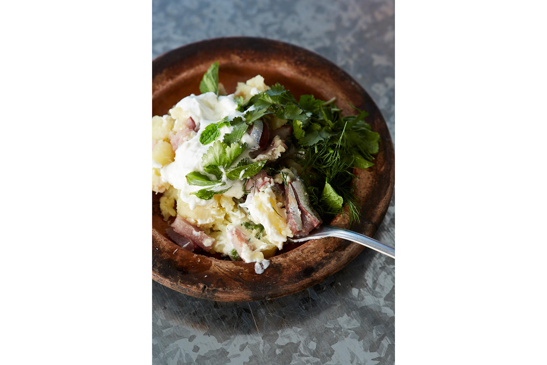 ヨーグルトとハーブを盛る