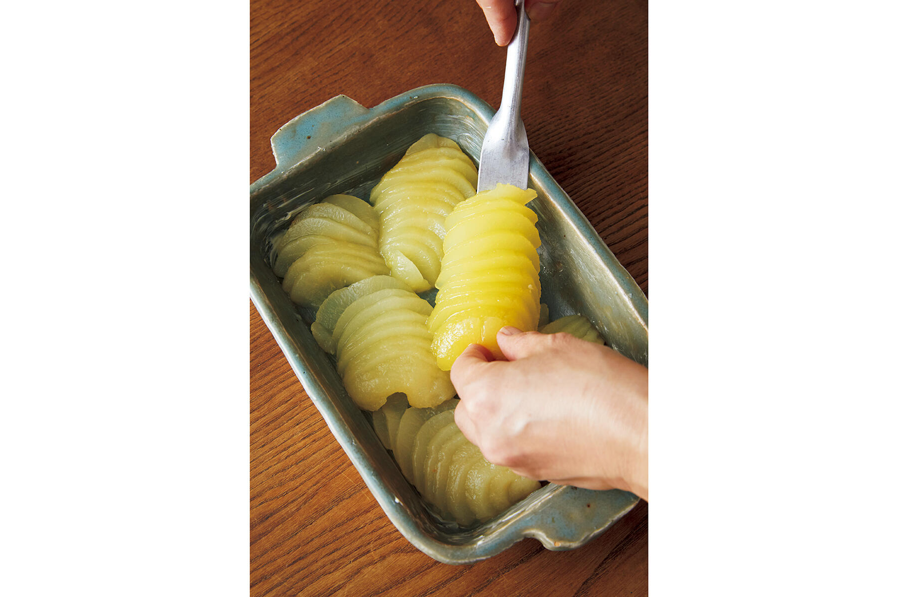 洋梨のコンポートを切る