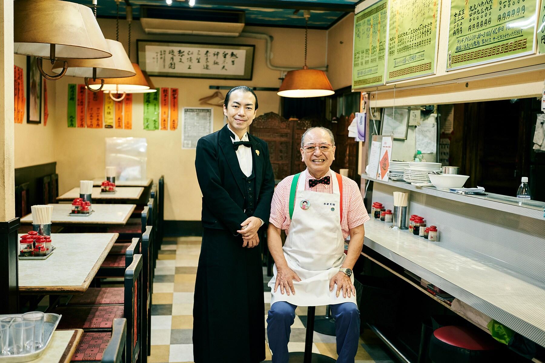 「水新菜館」店主の寺田規行さん(右)と「水新はなれ 紅」のオーナーソムリエ、寺田泰行さん