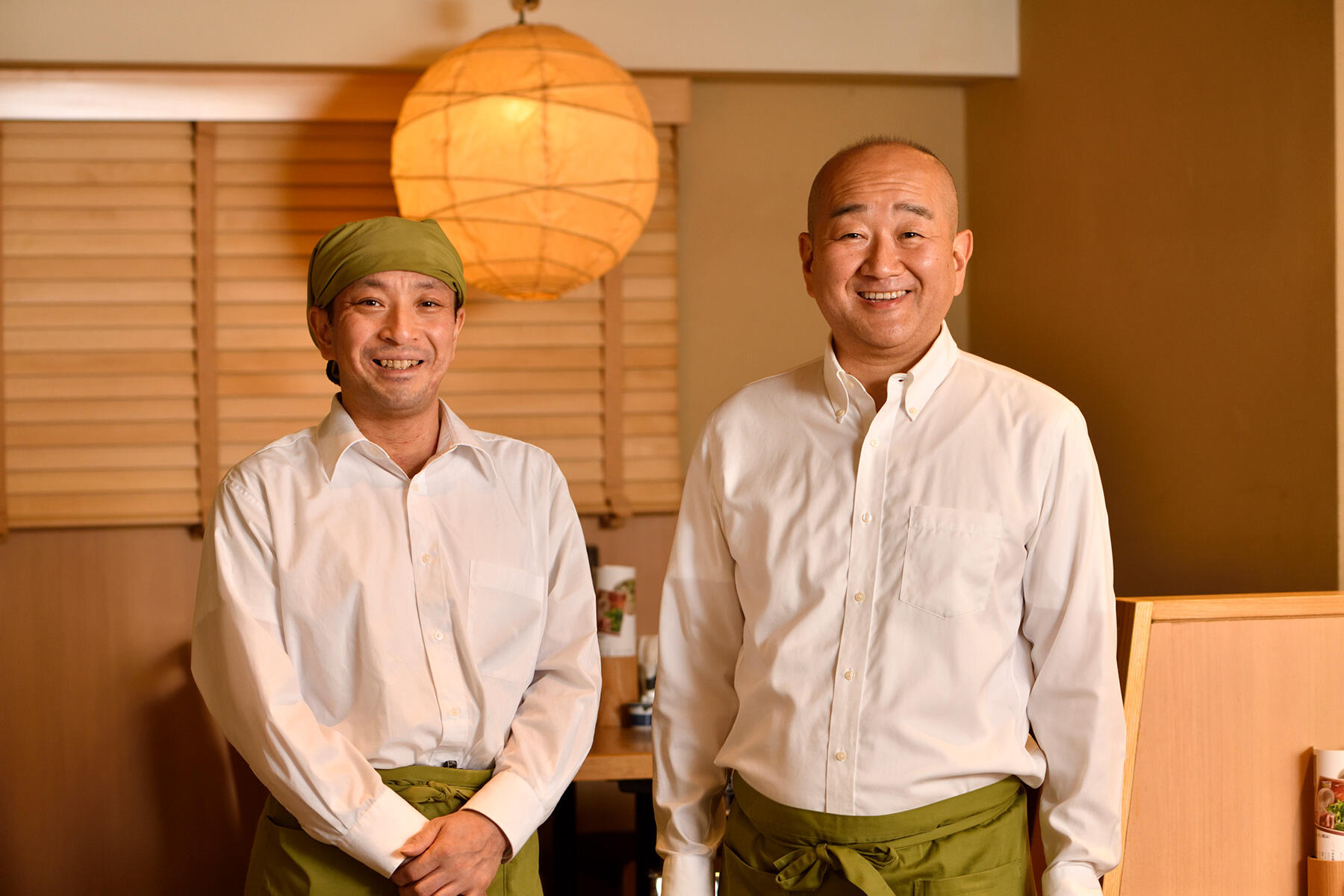 店主の米田佳旦さん(右)と、店長で料理を手がける佐々木茂さん