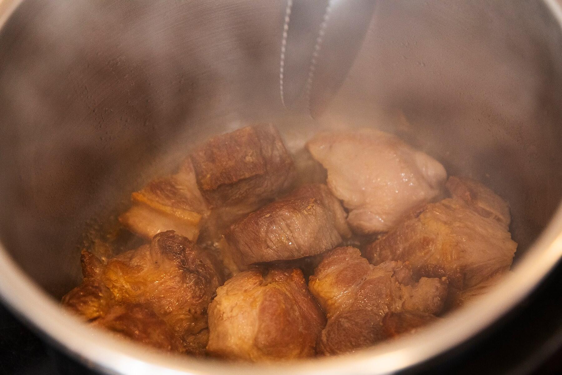 豚肉を圧力鍋で焼く