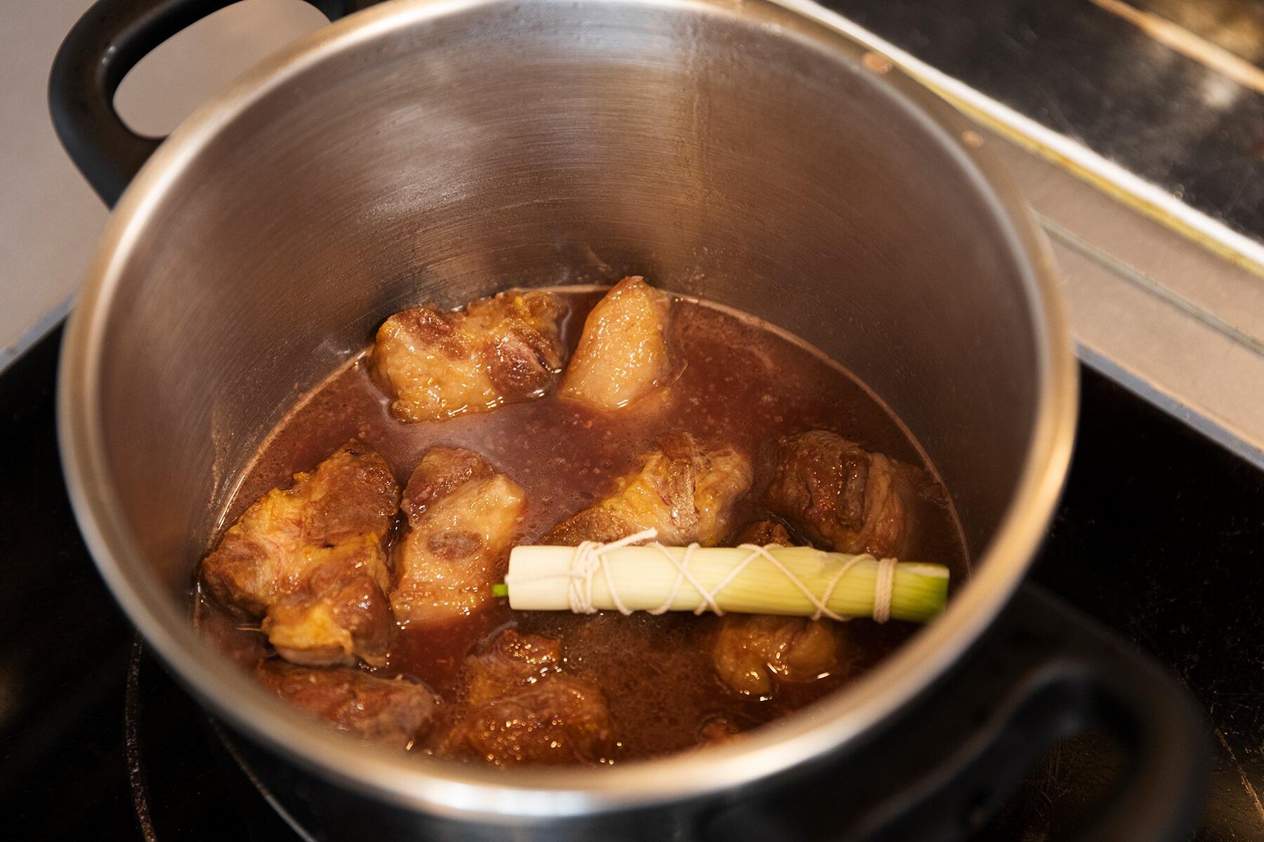 豚肉を戻し入れる