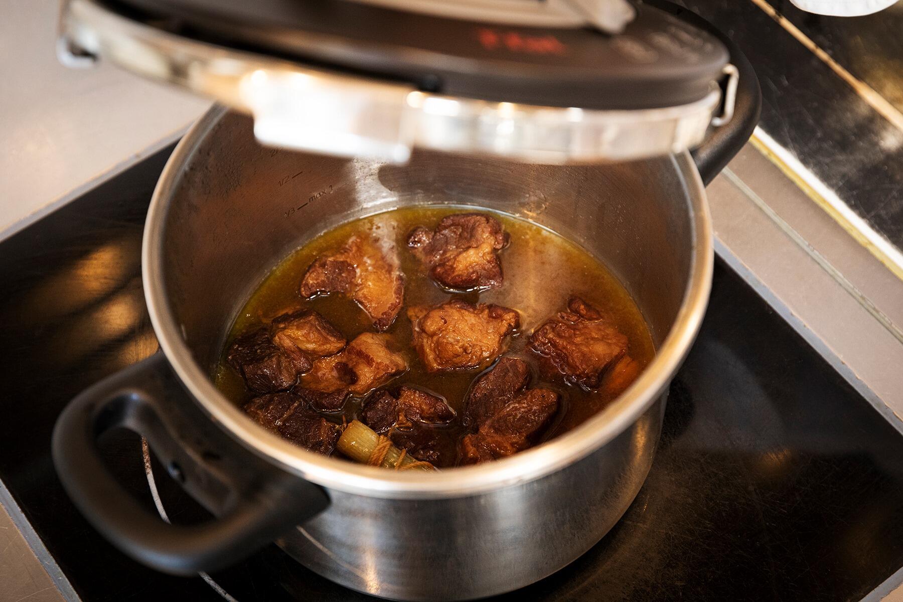 加圧調理をする