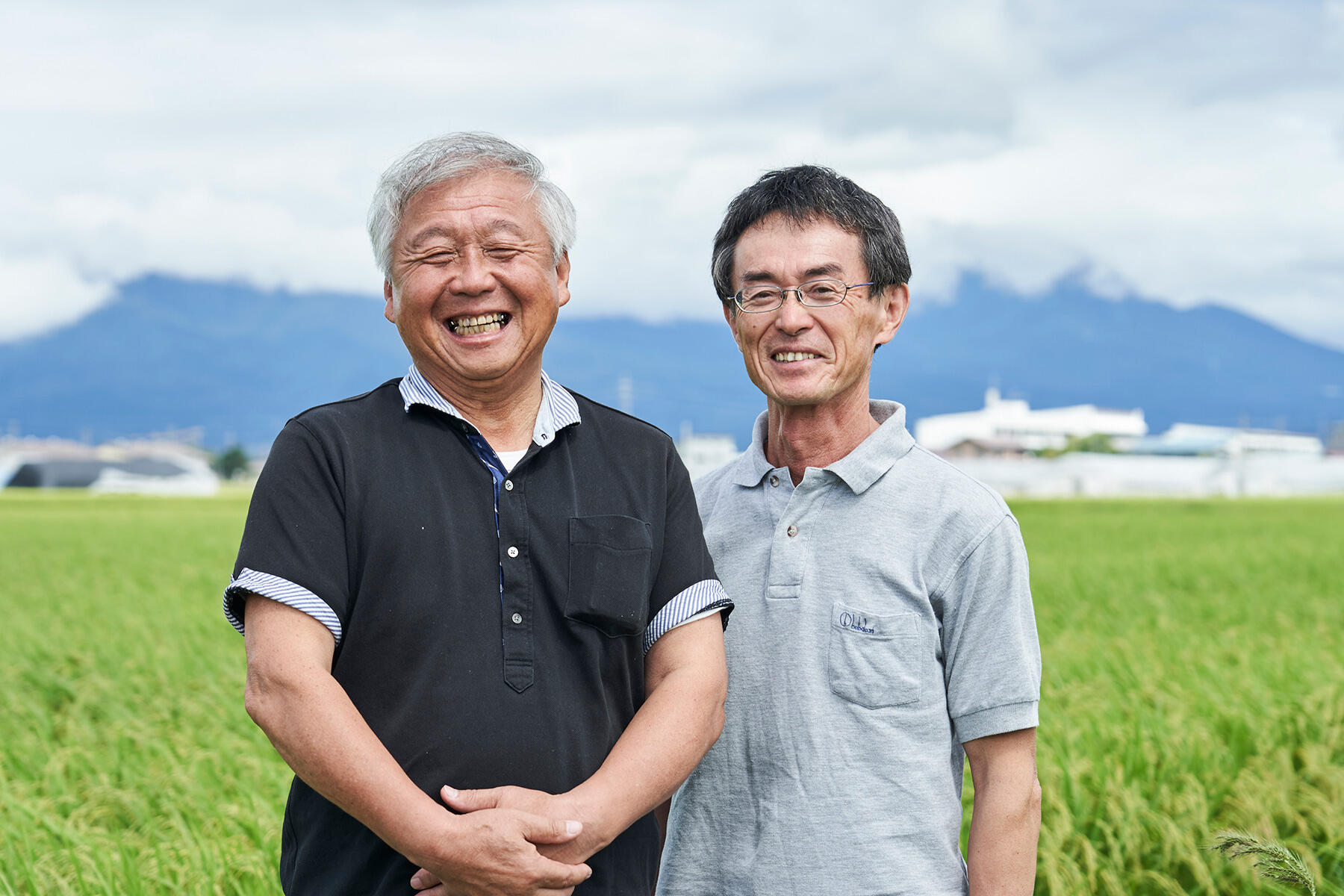 生産者の荒井重隆さんと、手代木淳さん