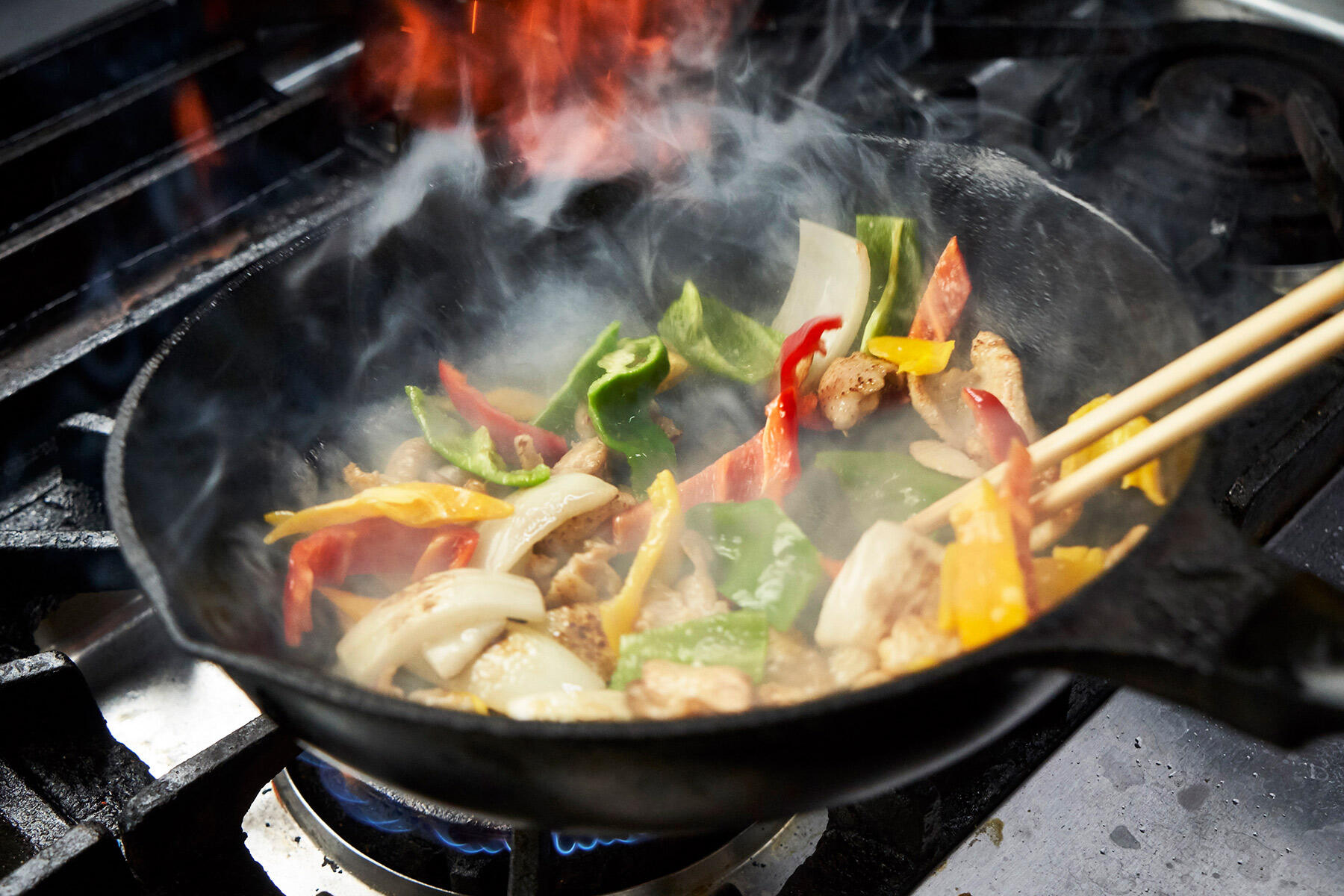 野菜を炒め合わせる