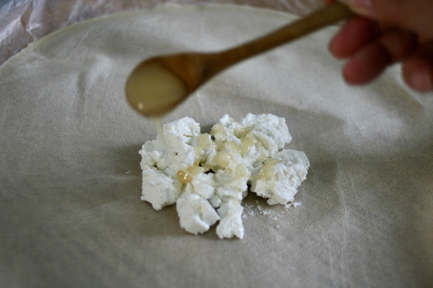 シェーブルチーズを包む