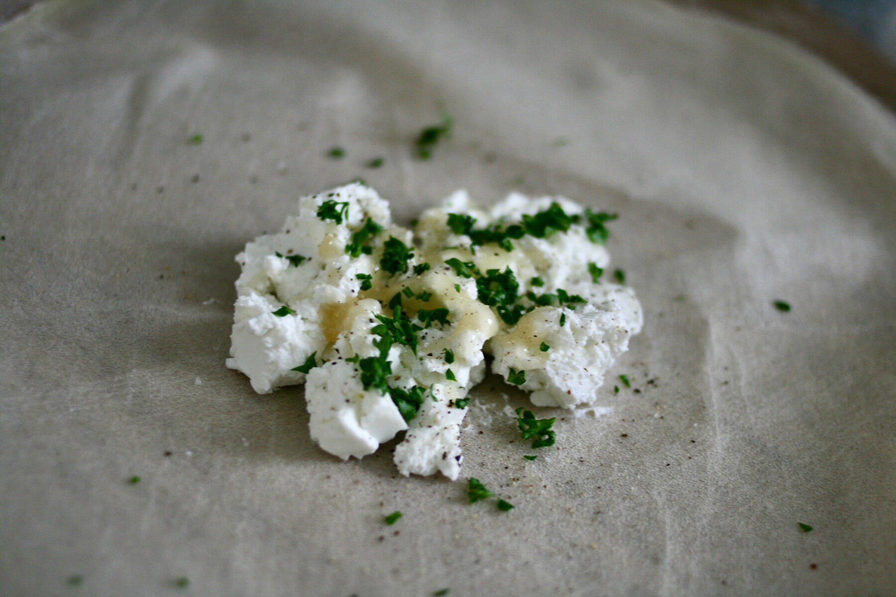 シェーブルチーズを包む