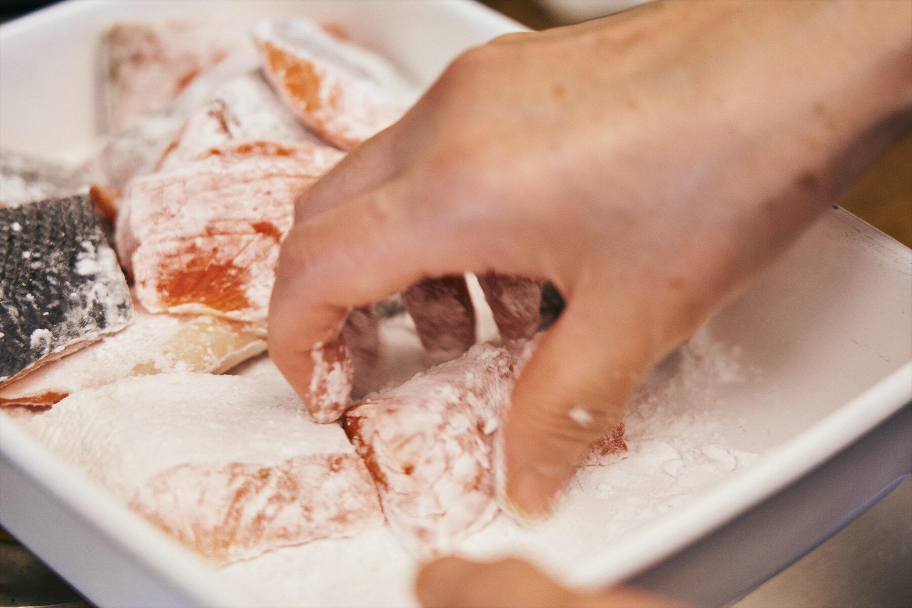 鮭の下ごしらえ