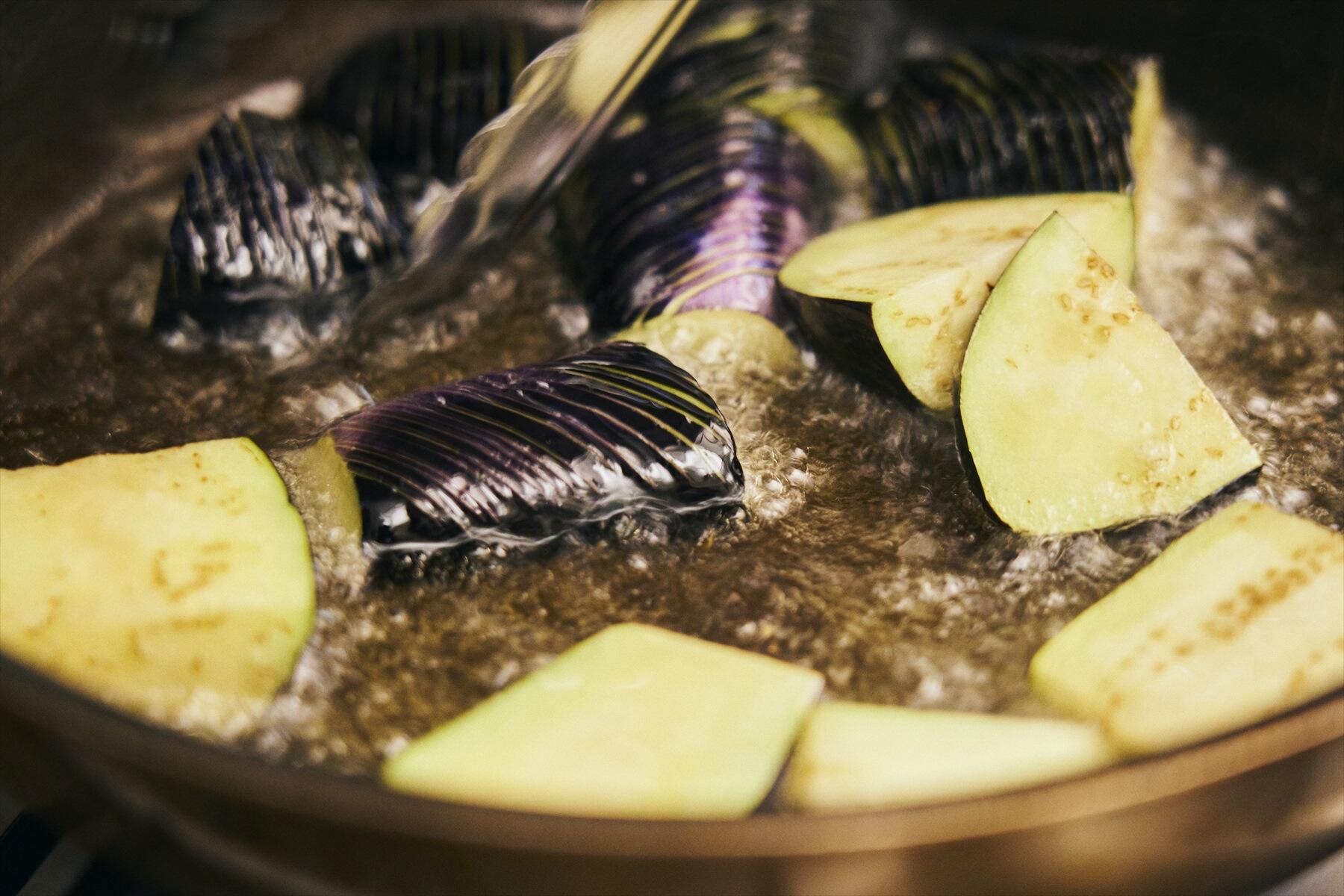 なすを揚げ焼きにする