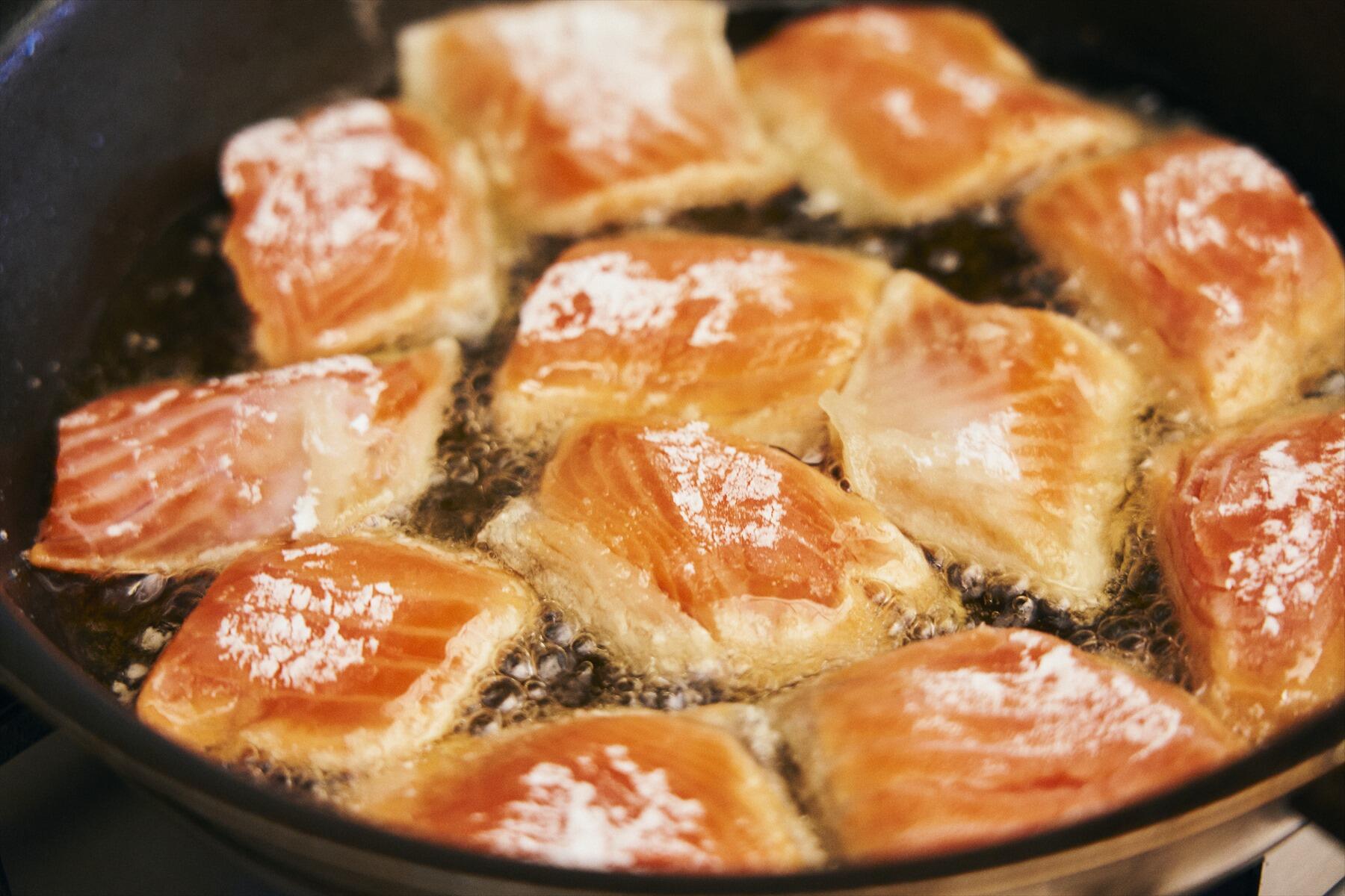 鮭を揚げ焼きにする