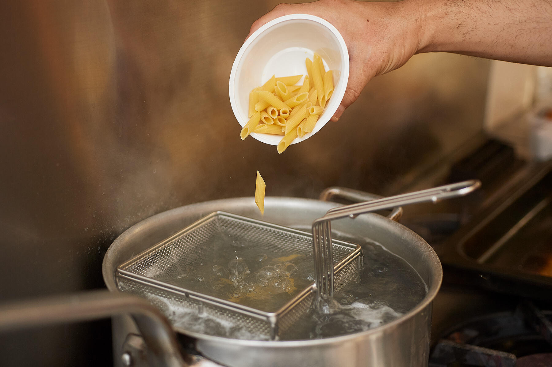 ペンネをゆでる