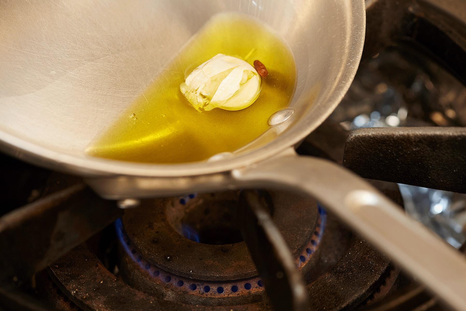 にんにくと唐辛子の風味を出す