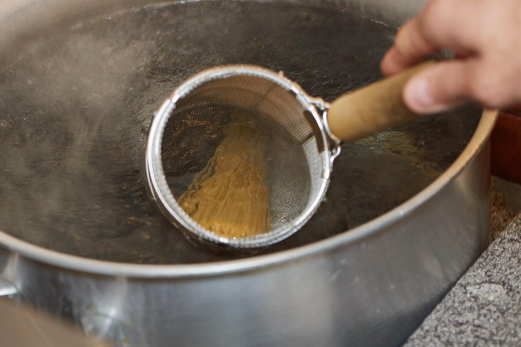 パスタをゆでる