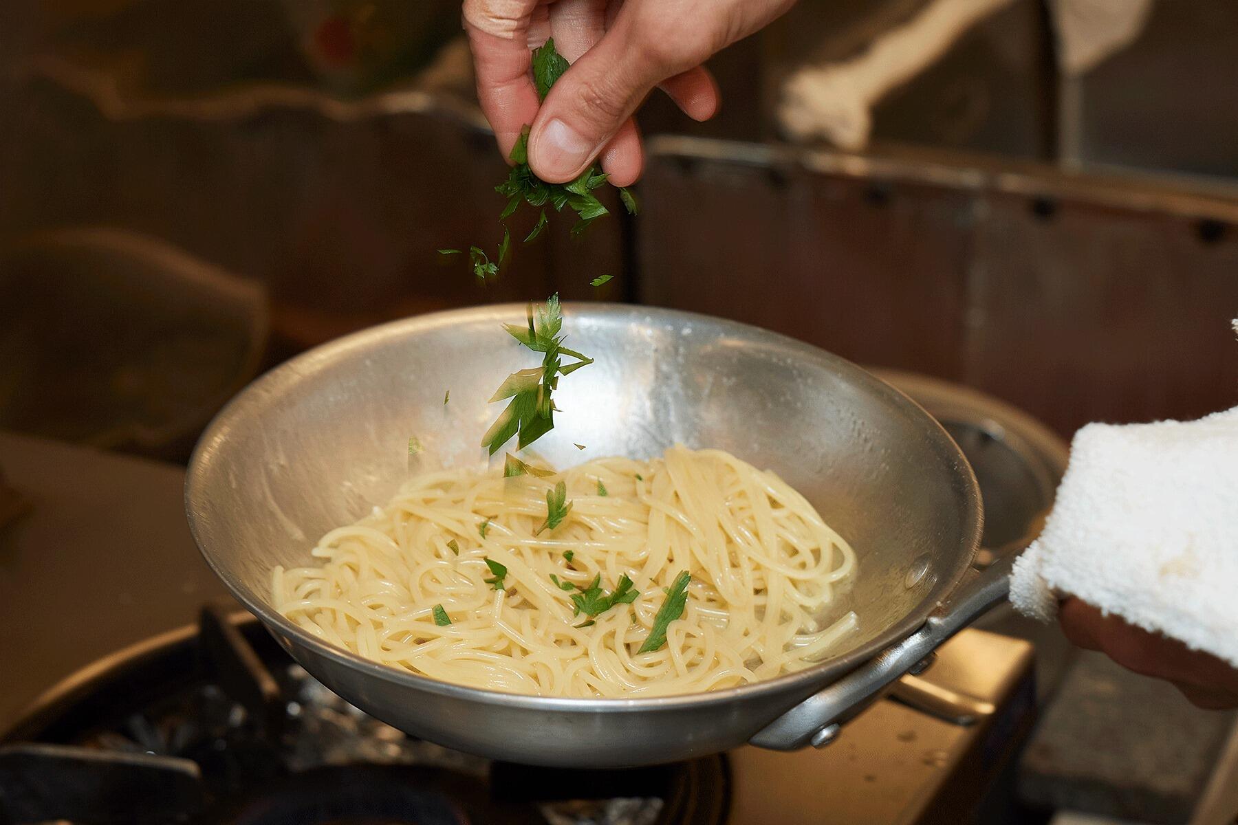 イタリアンパセリをふる
