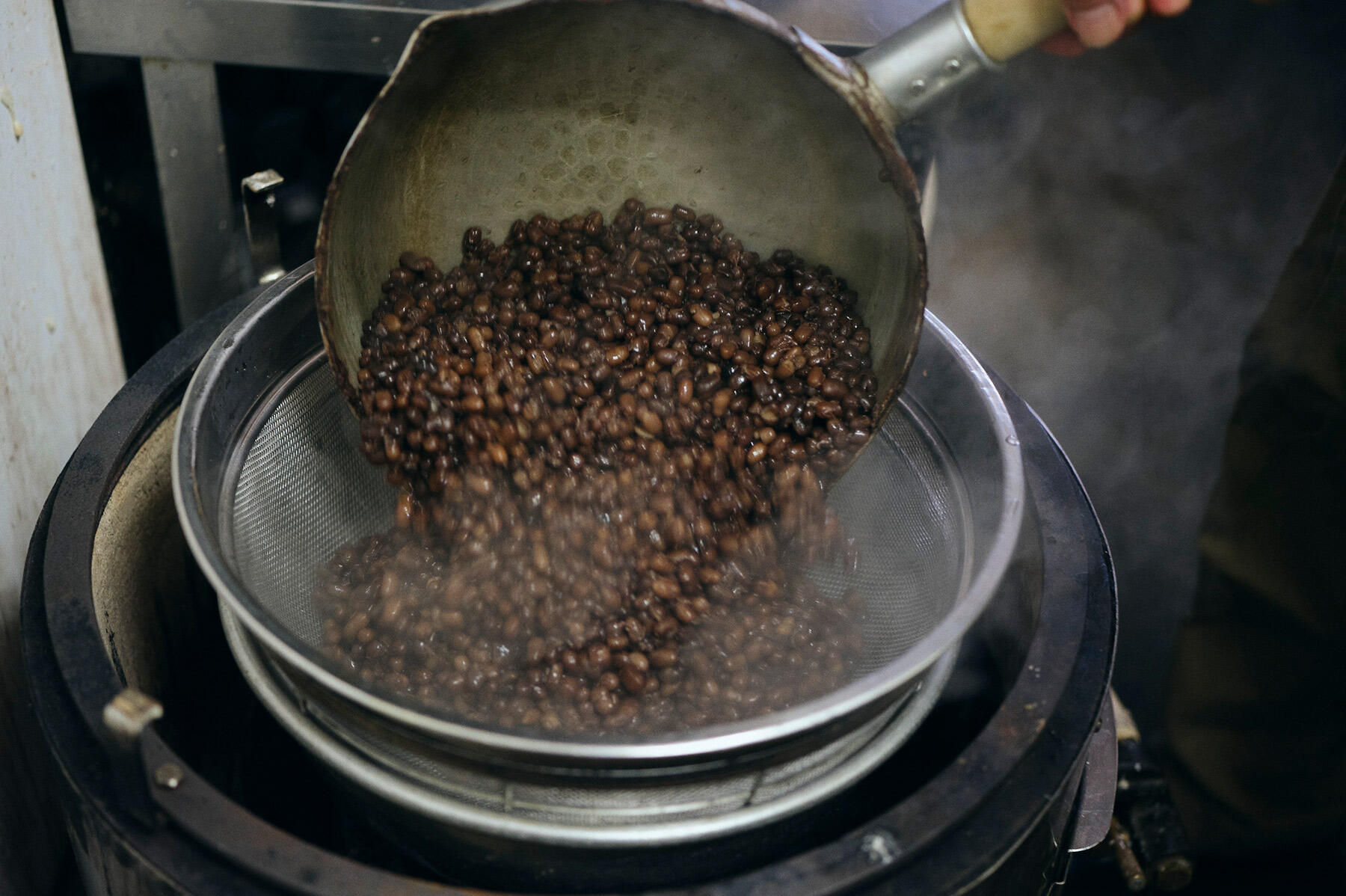 煮汁と小豆に分ける