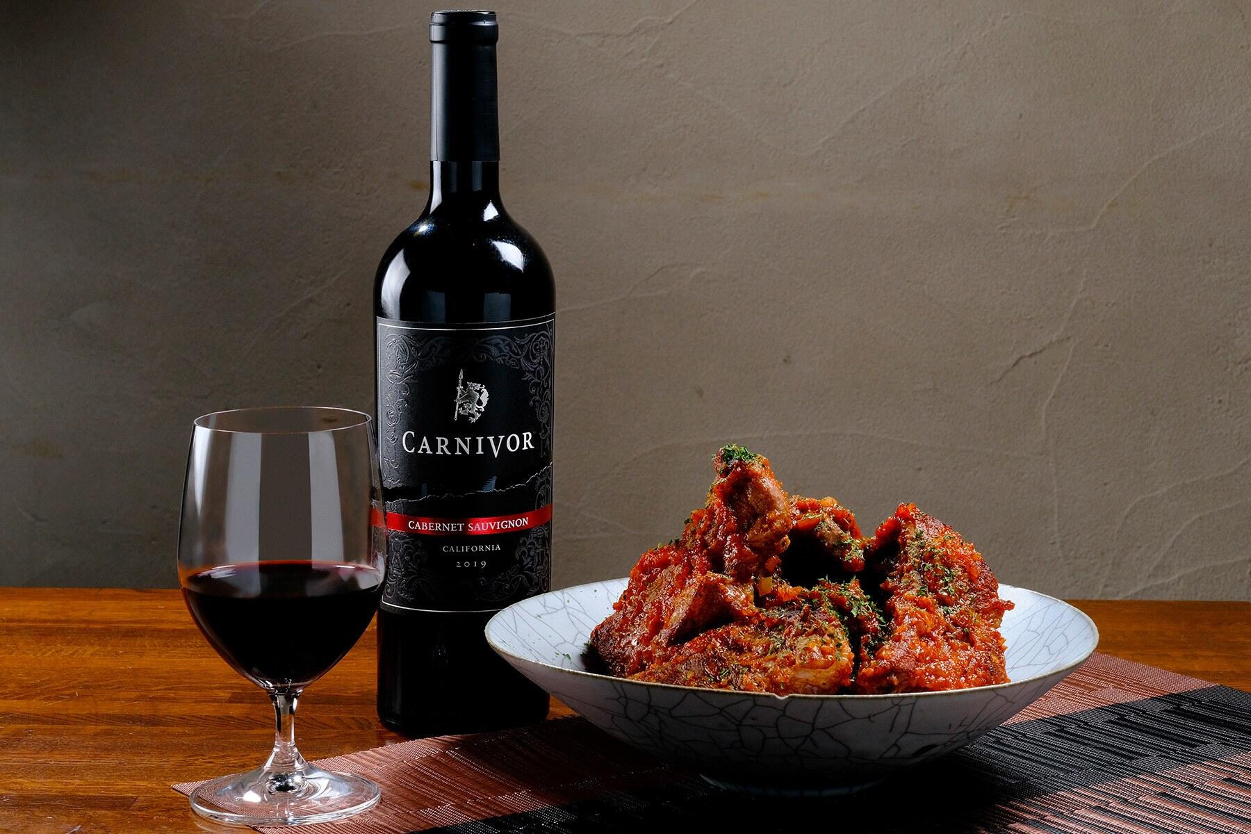 スペアリブの肉料理、カーニヴォを注いだグラス