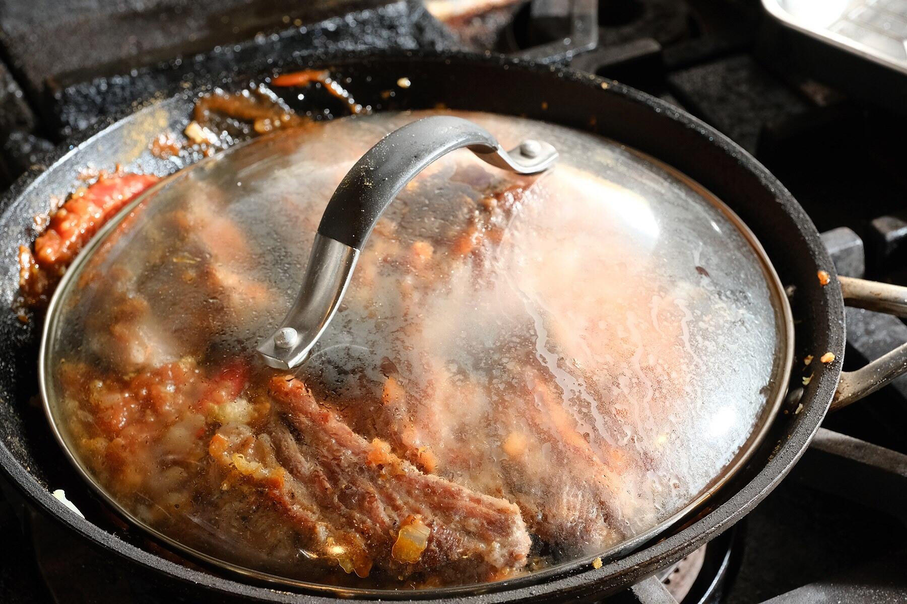 豚肉とソースを合わせる