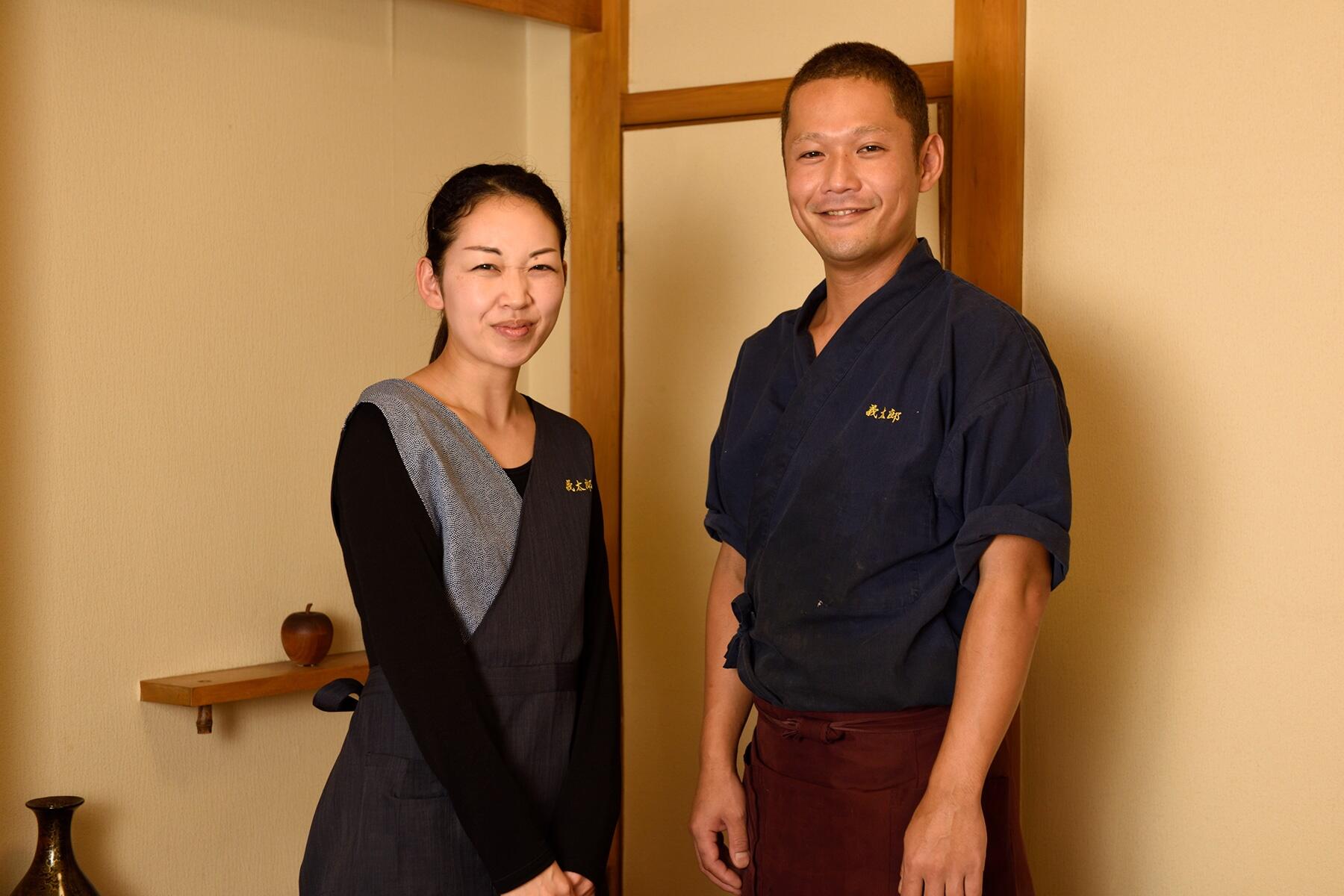 並んで立つ男女