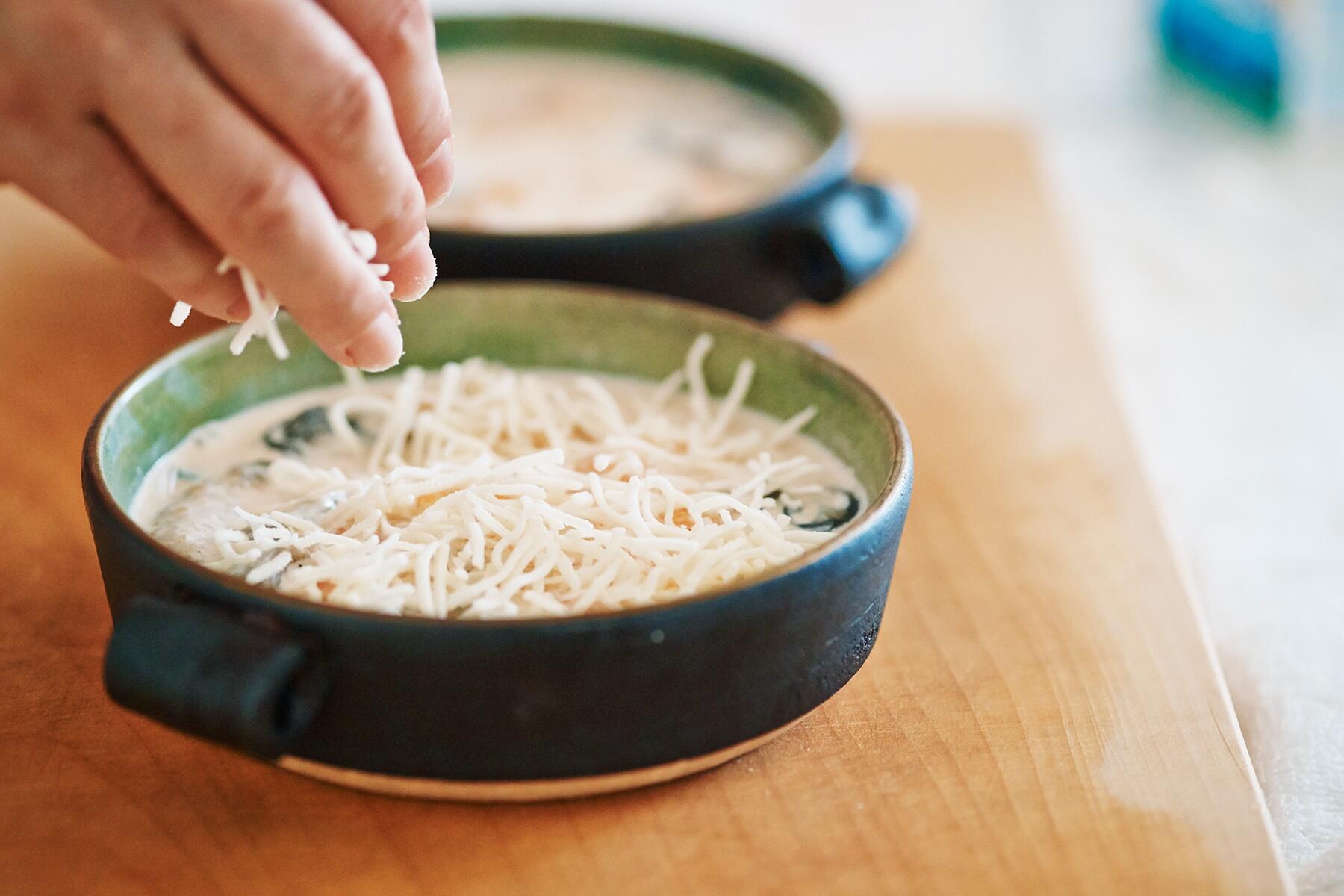 チーズをかける