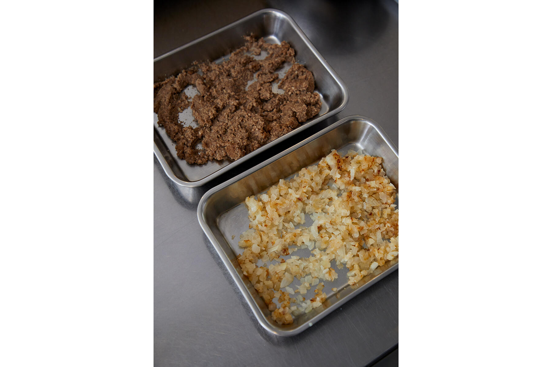 玉ねぎとマッシュルームを炒める