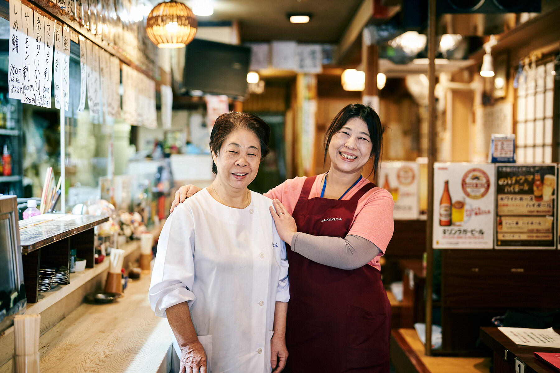 女将の宮地ふじ枝さんと三女の長沢由紀子さん
