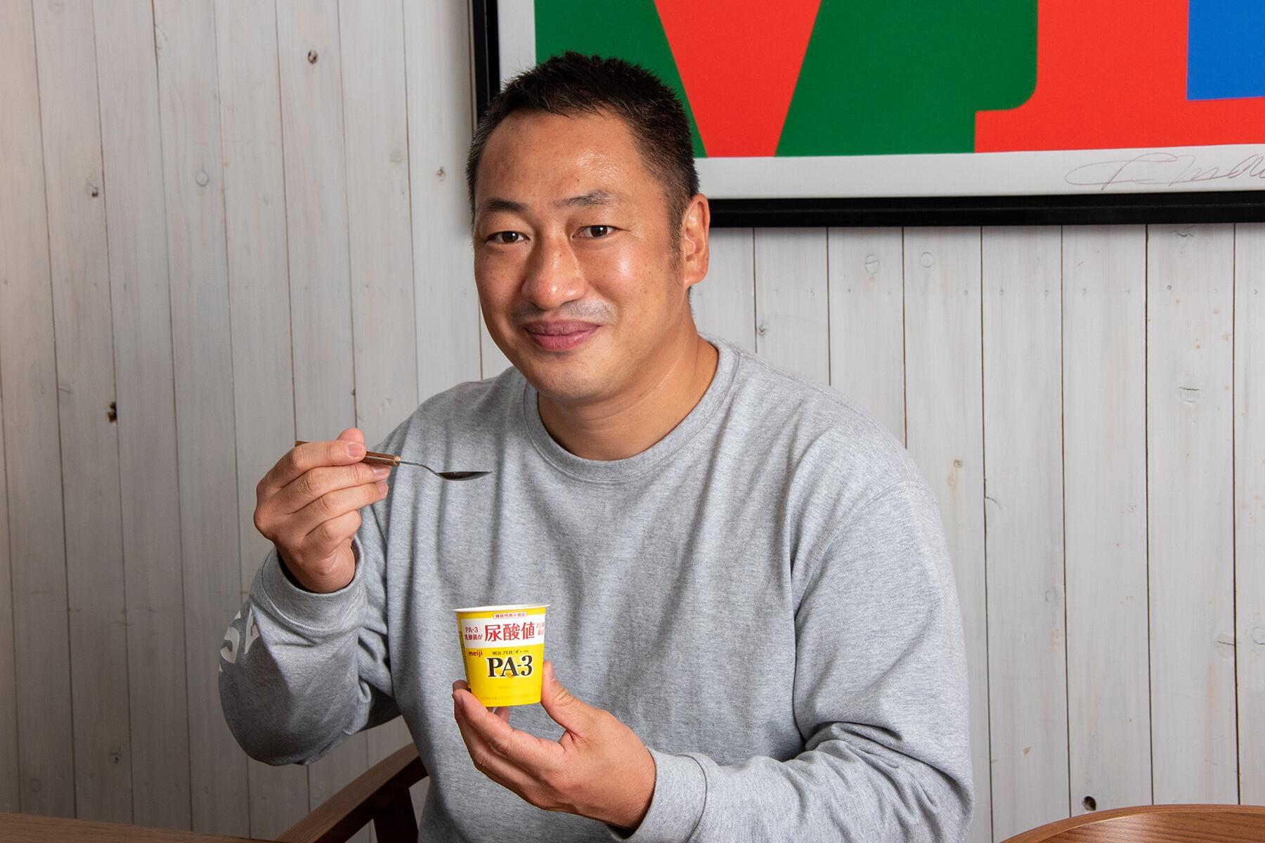 ヨーグルトを食べる小池さん