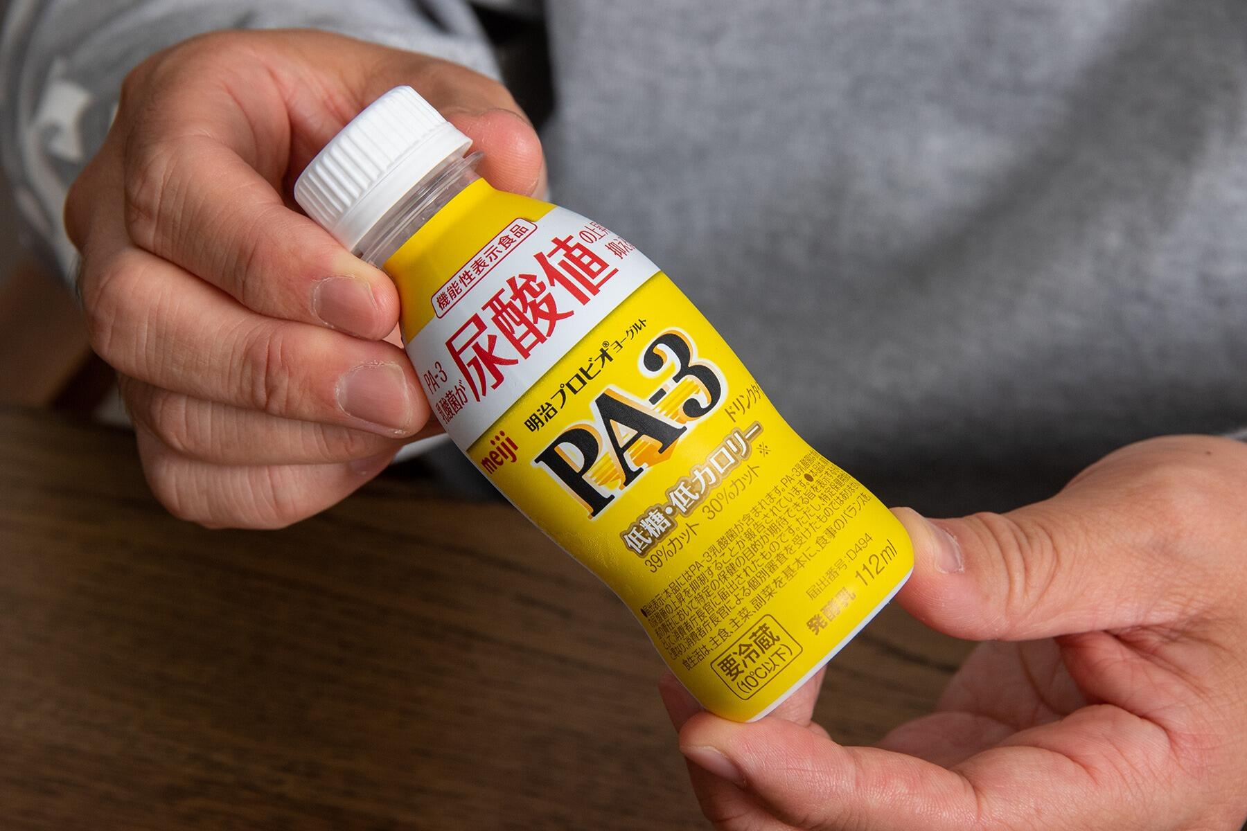 飲むヨーグルトを持つ手