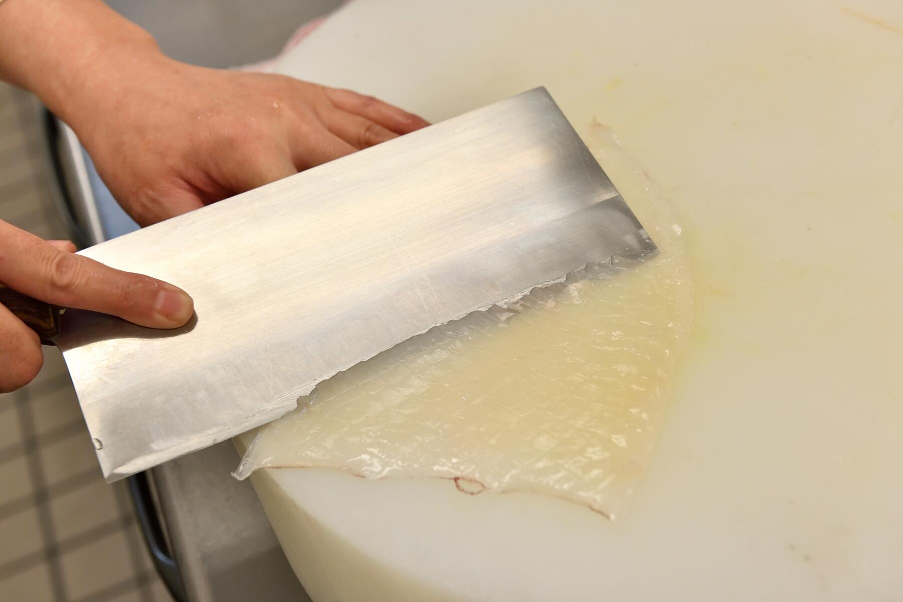 イカを花切りする