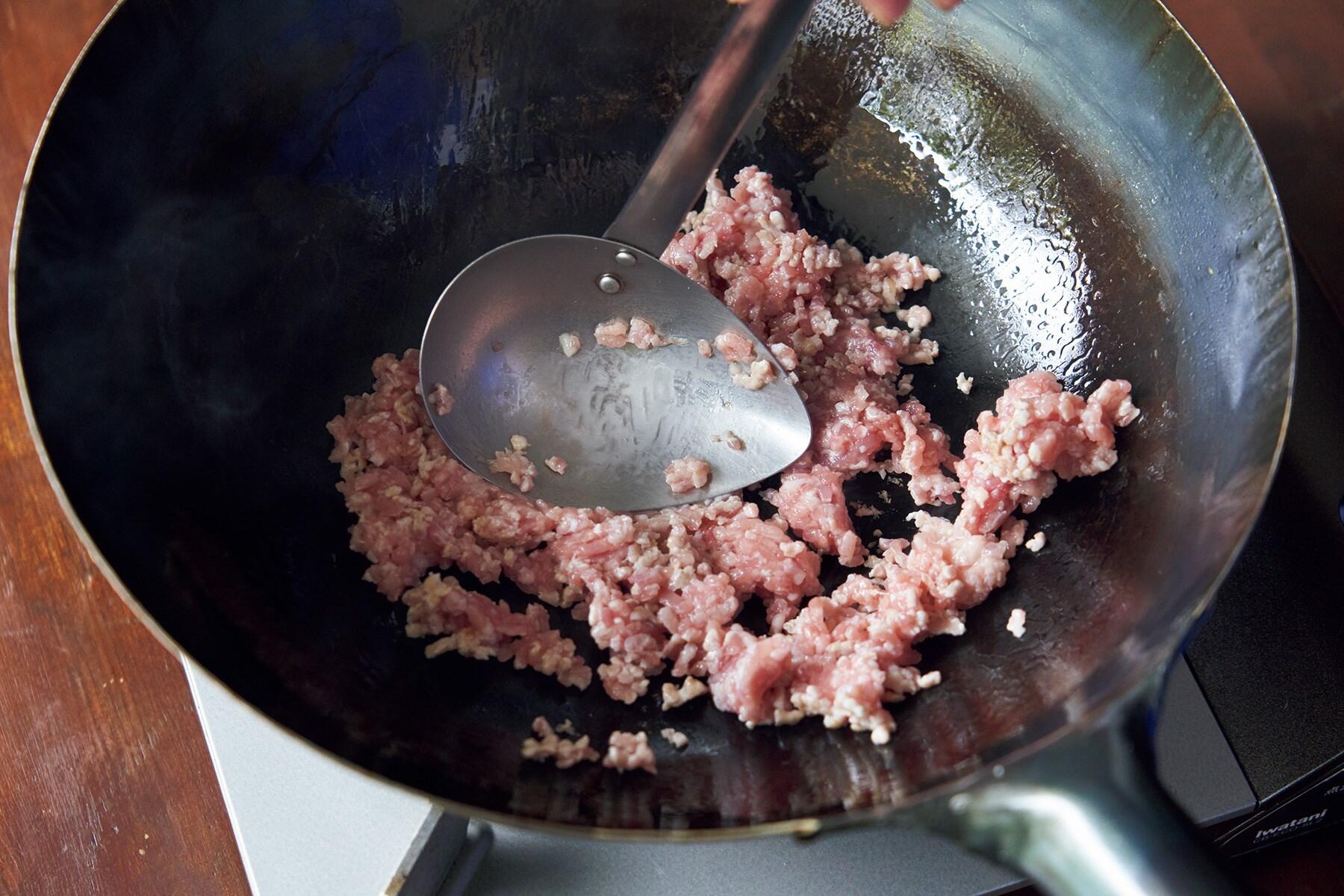 挽き肉を炒める