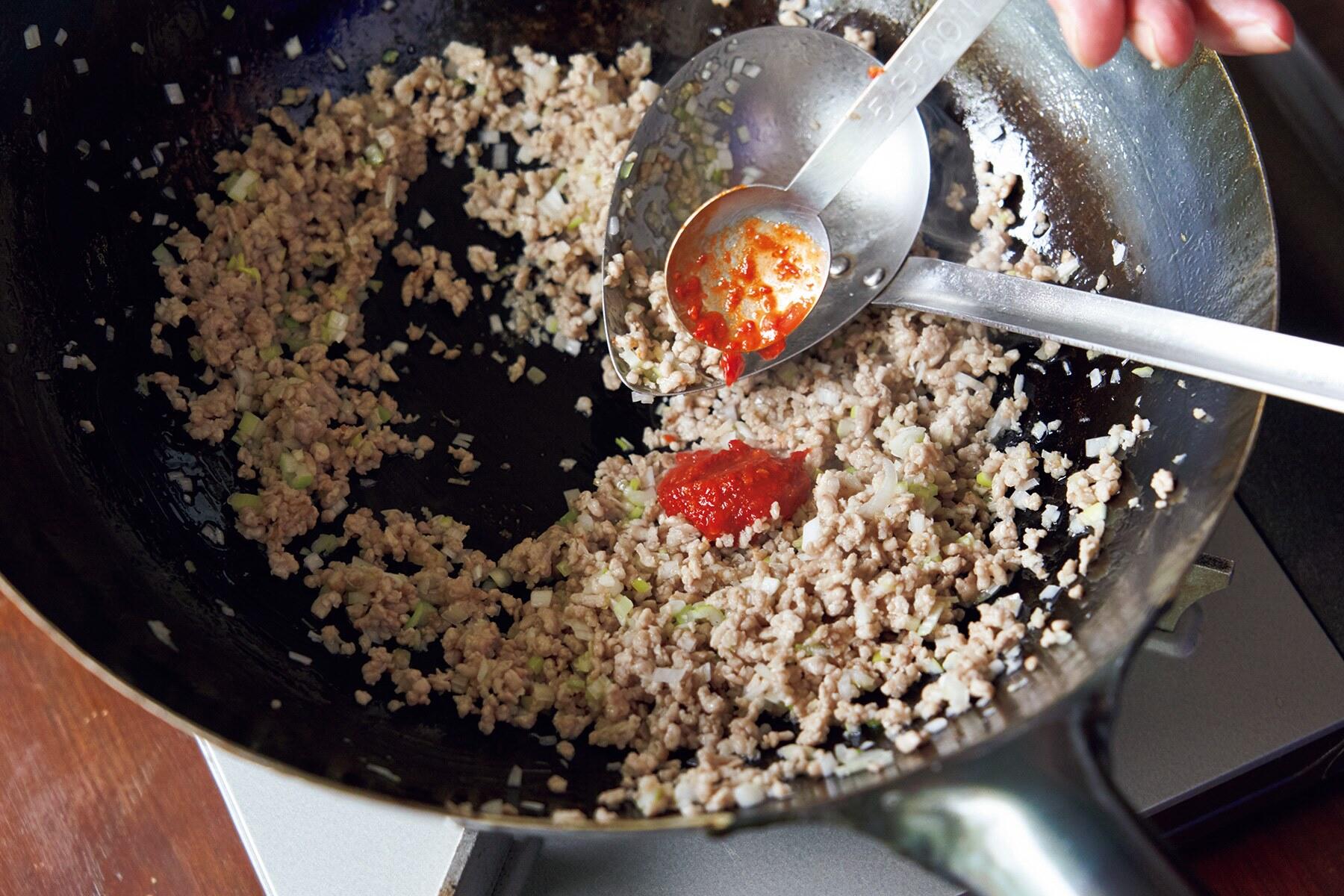 豆板醤を加える