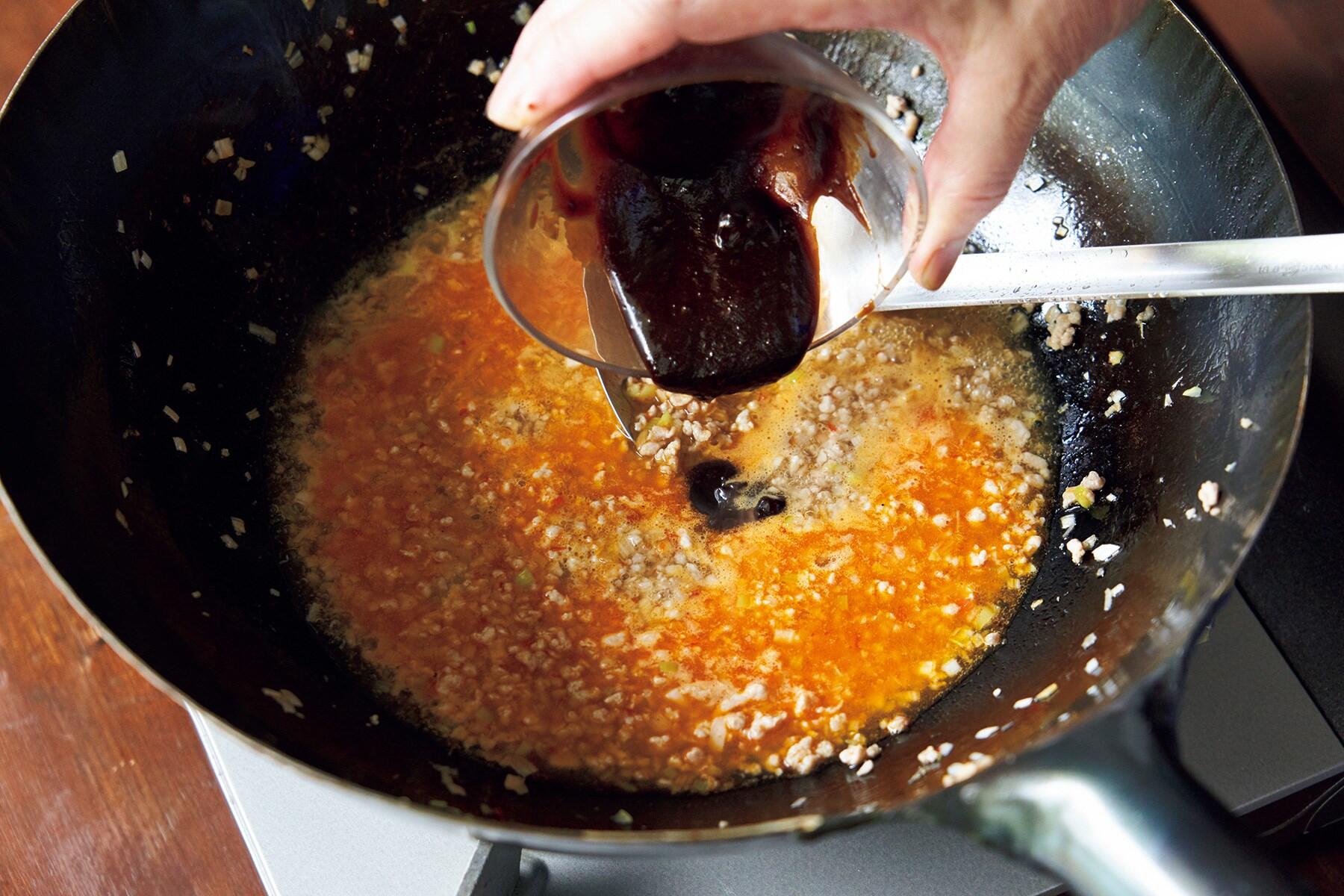 甜麺醤を加える