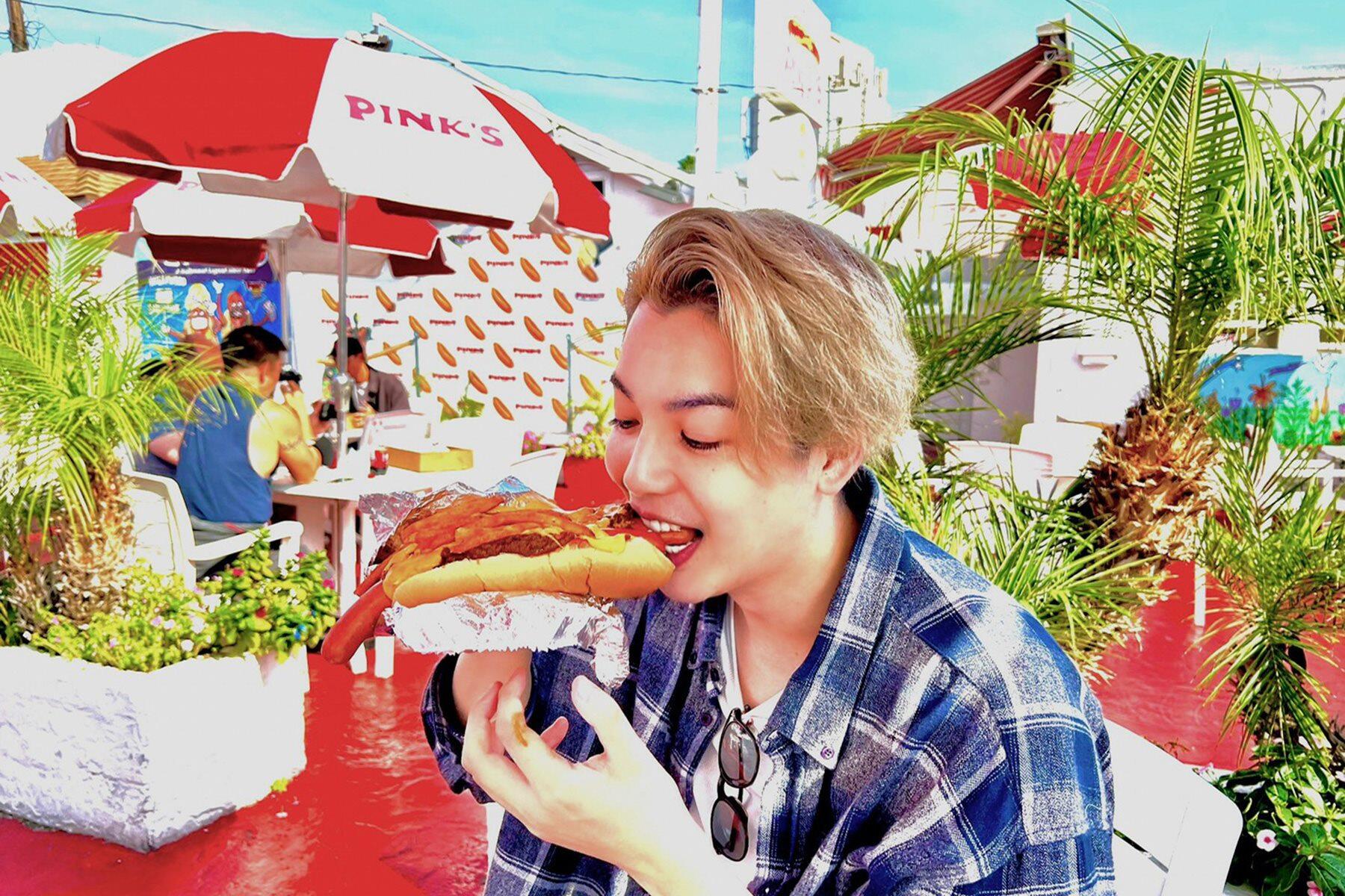 ホットドッグを食べる男性