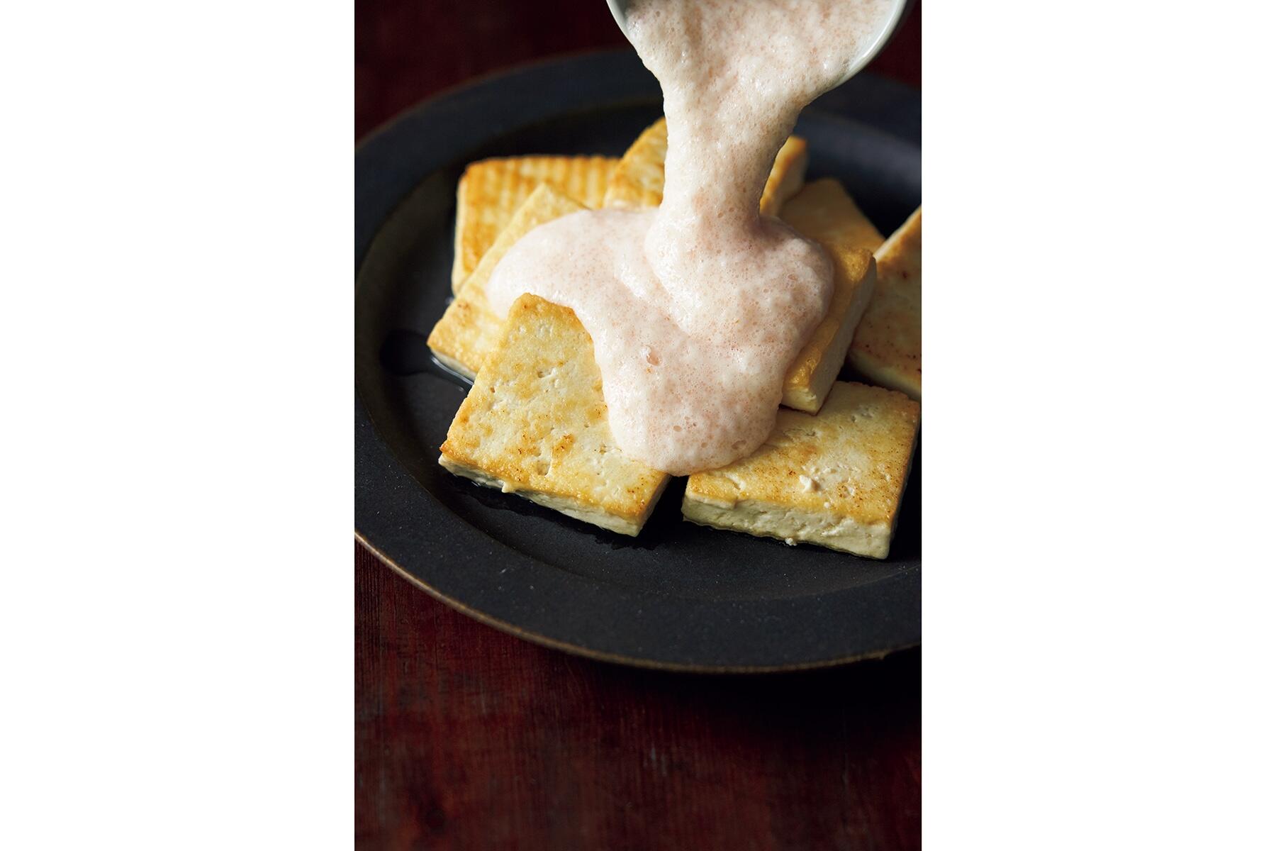 とろんとコク深い“豆腐ソテーたらことろろがけ”